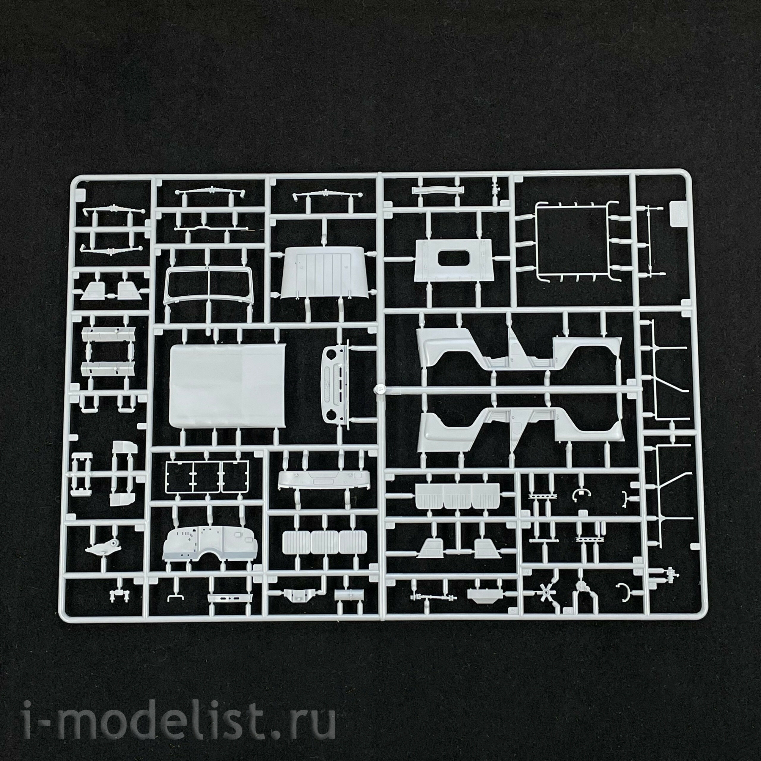 3629 Zvezda 1/35 Soviet military SUV UAZ-469