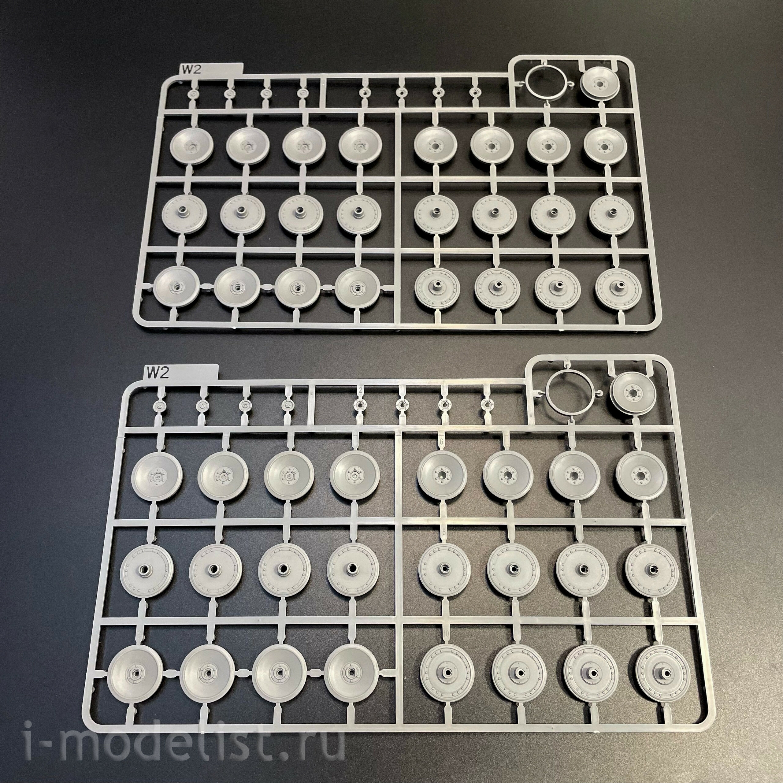 2195W Takom 1/35 Набор TIGER I² BOX - Sd.Kfz.181 Pz.Kpfw.VI Ausf.E Tiger I Command + Tiger I + фигура Михаэля Виттманна в 1/16