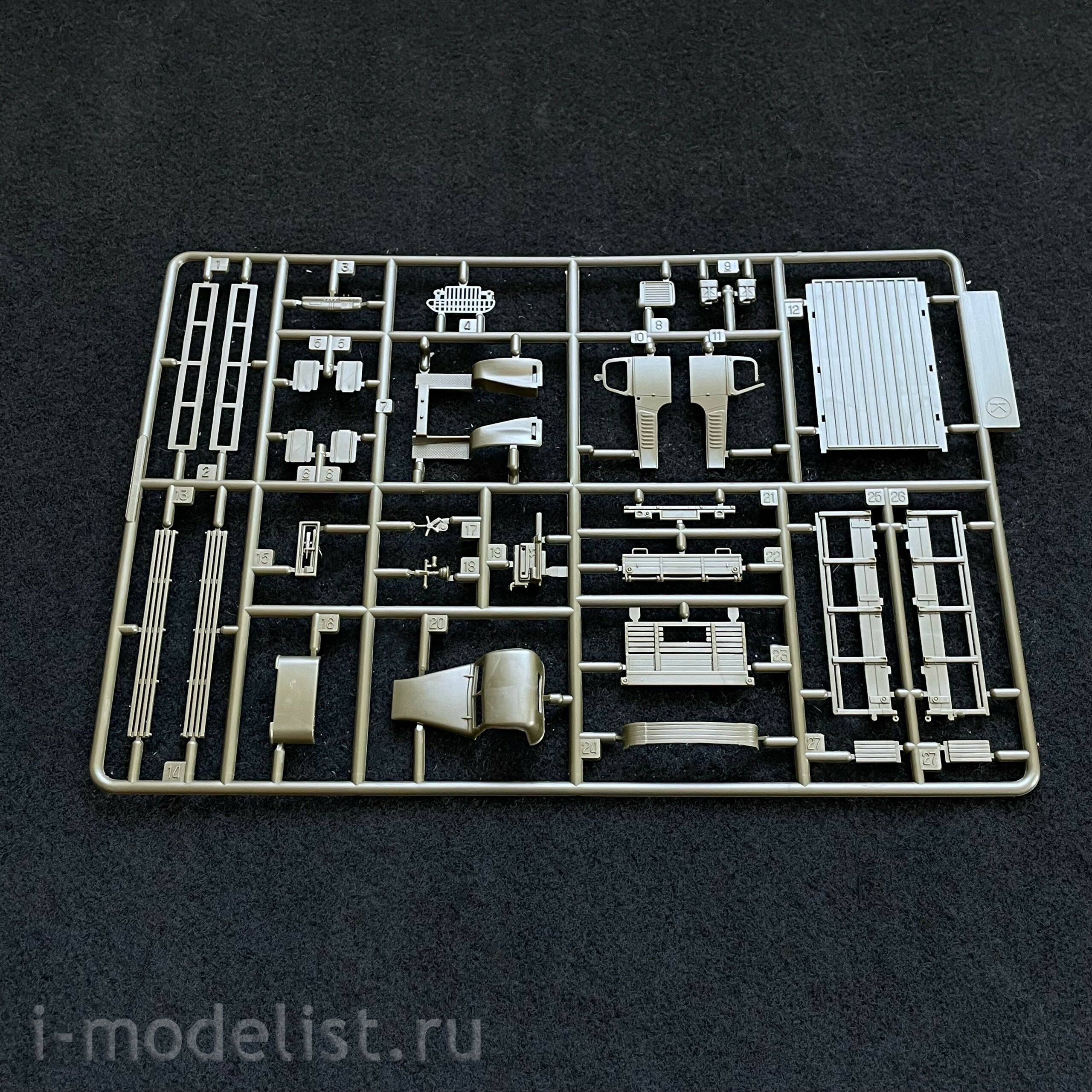 13402 Academy 1/72 U.S. 2.5 ton Cargo Truck and accessories