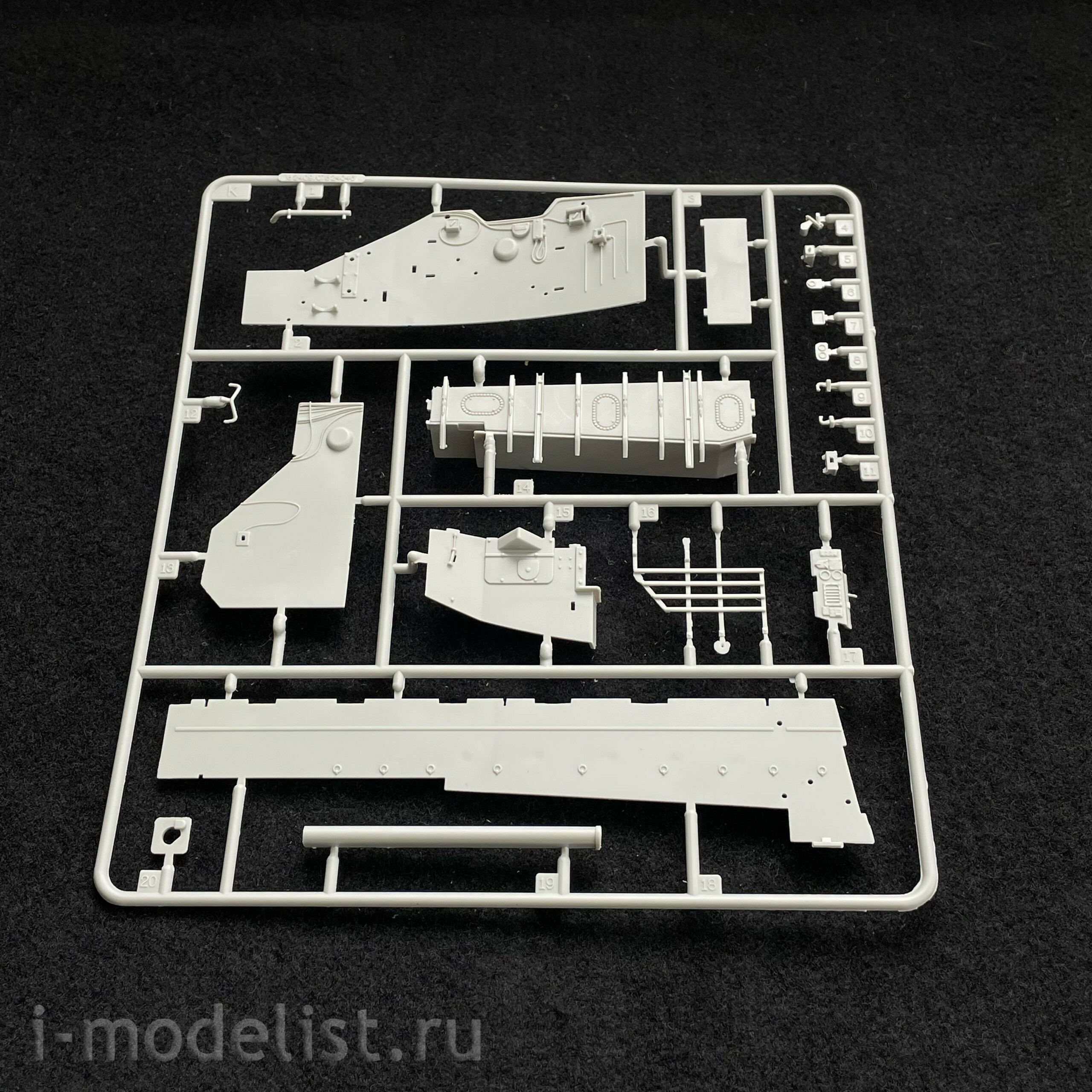 HobbyBoss 1/35 82411 Aavr-7a1 Assault Amphibian Vehicle Recovery