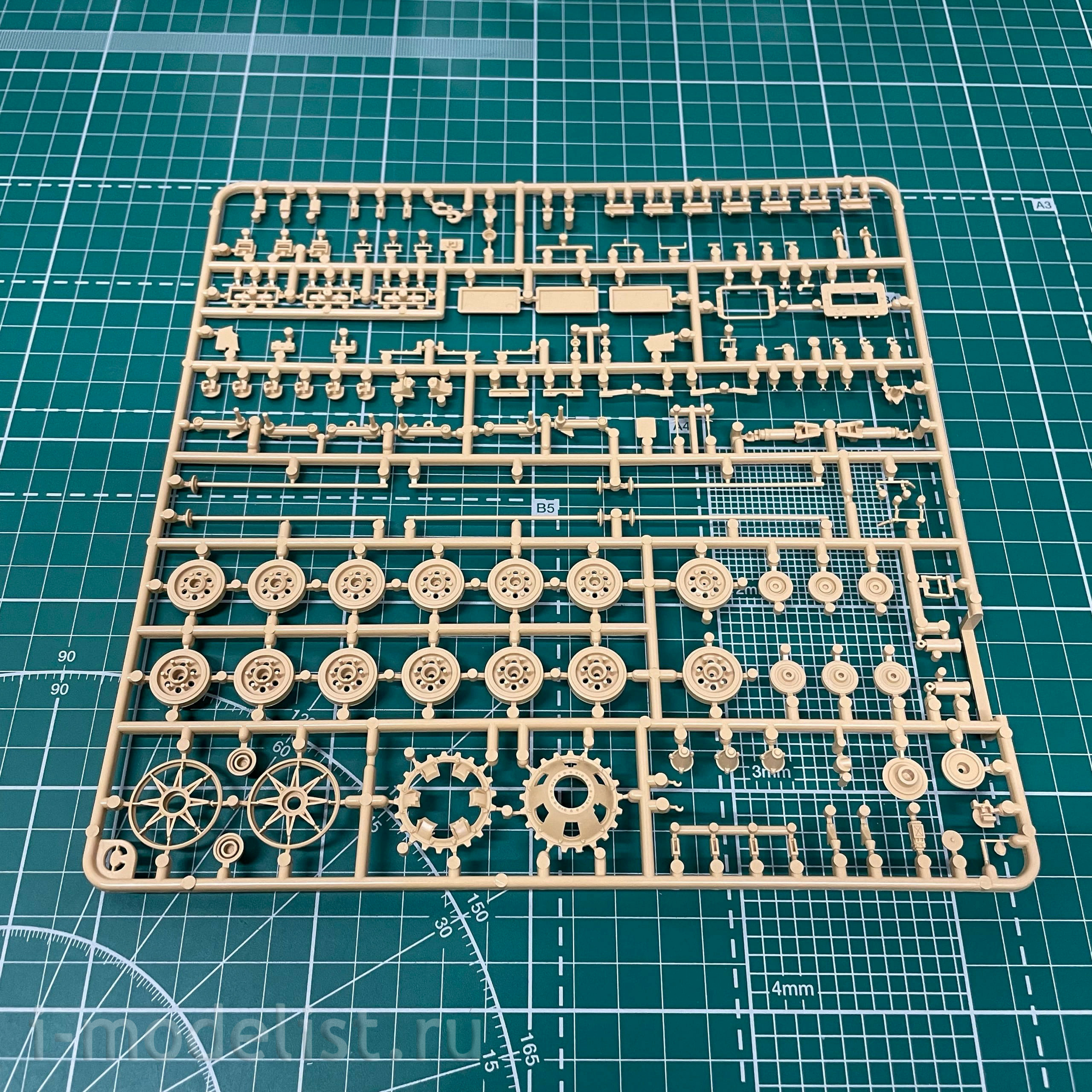 RM-5073 Rye Field Model 1/35 StuG III Ausf. G Early type with full interior and working tracks