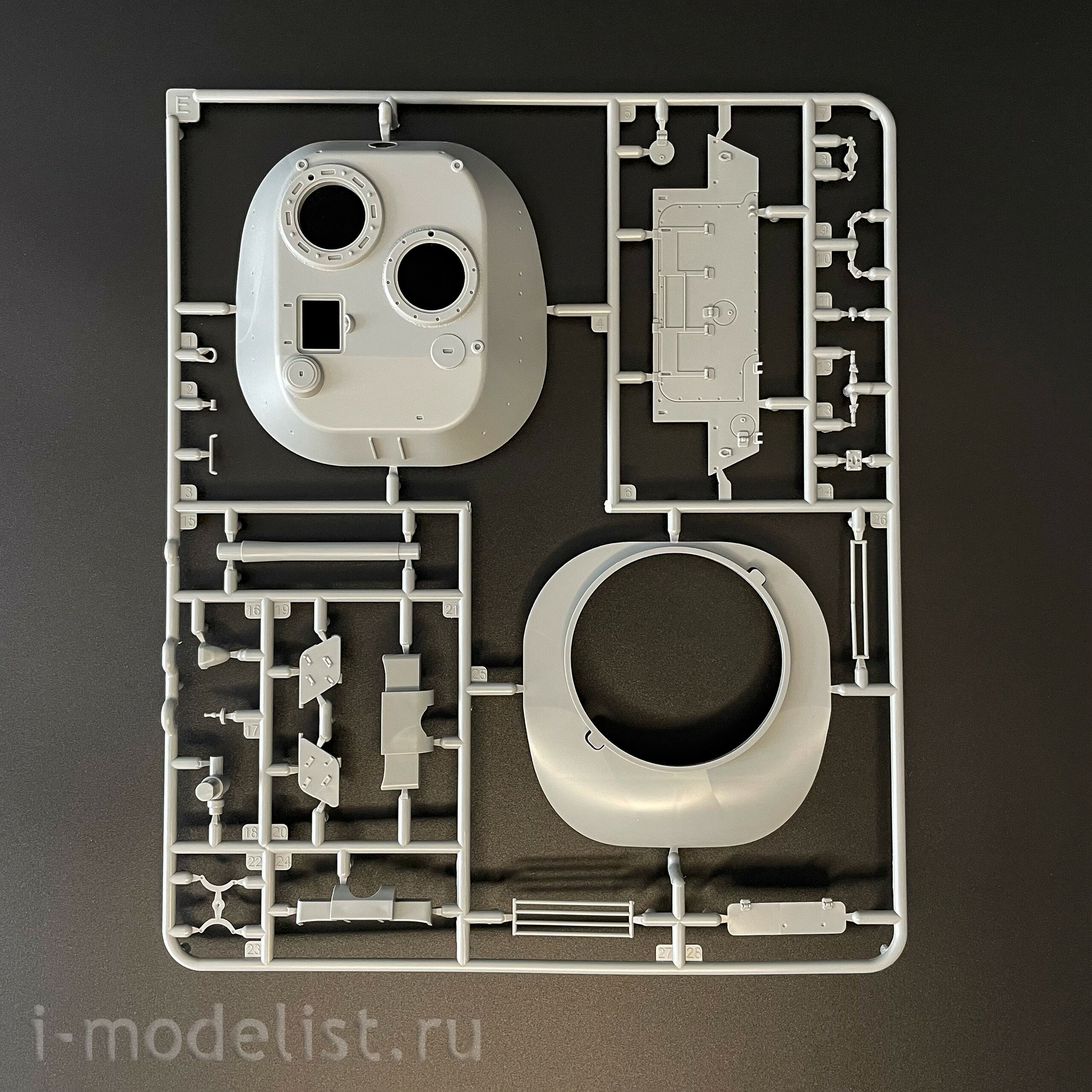 35A055 Amusing Hobby 1/35 Notмецкий танк Spähpanzer Ru 251