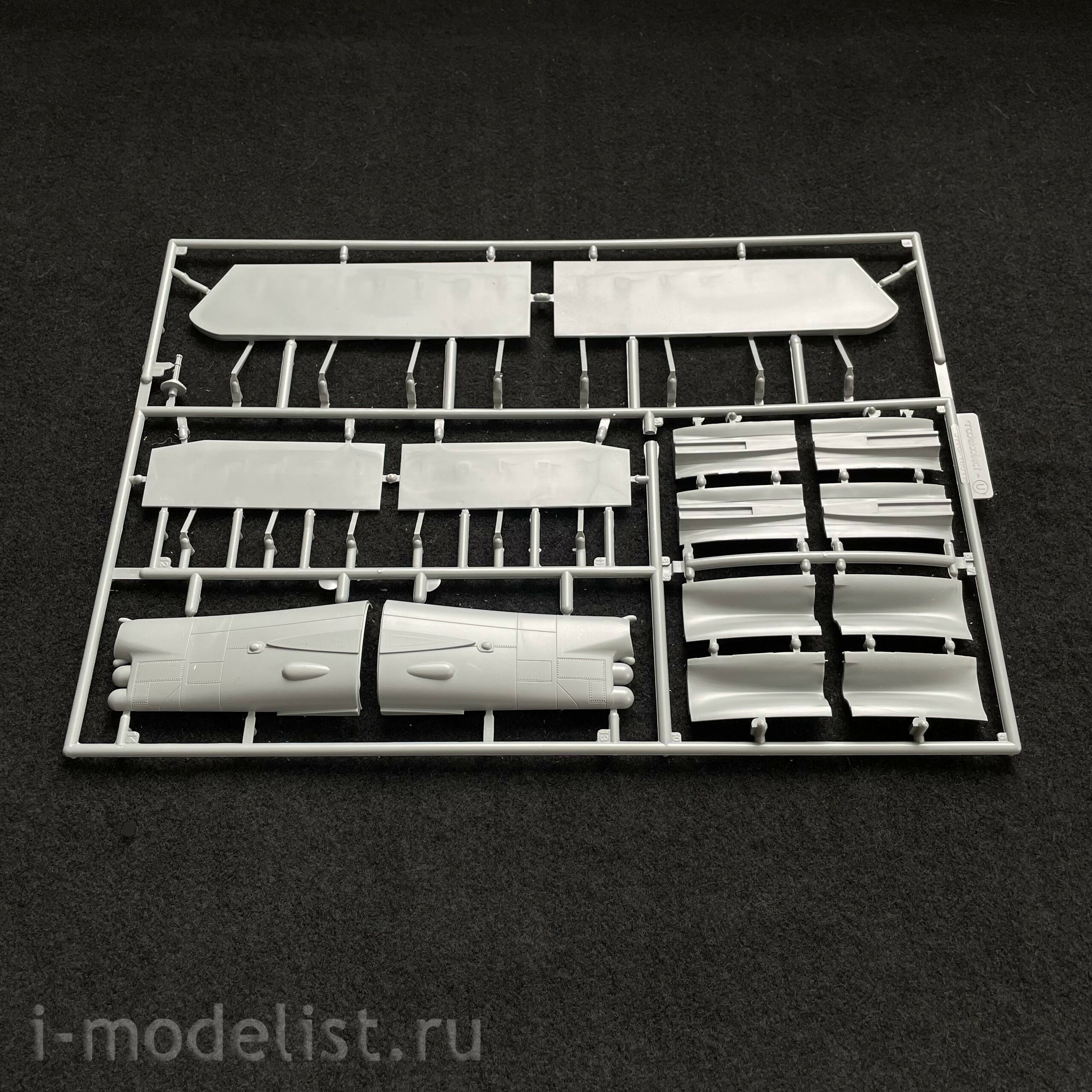 UA72208 Modelcollect 1/72 B-52H early type U. S. A. F.