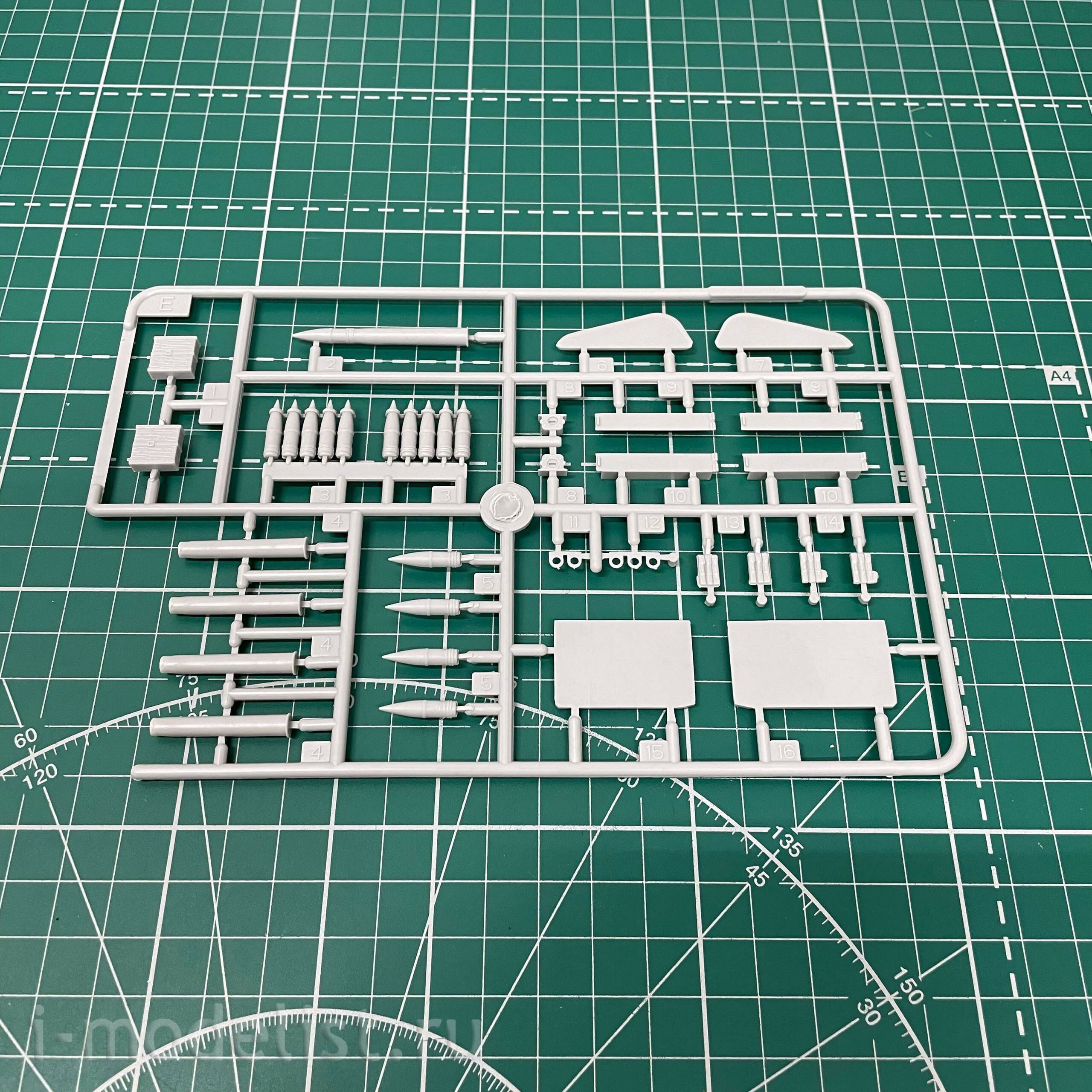 303541 Modeller of 1/35 self-Propelled gun 