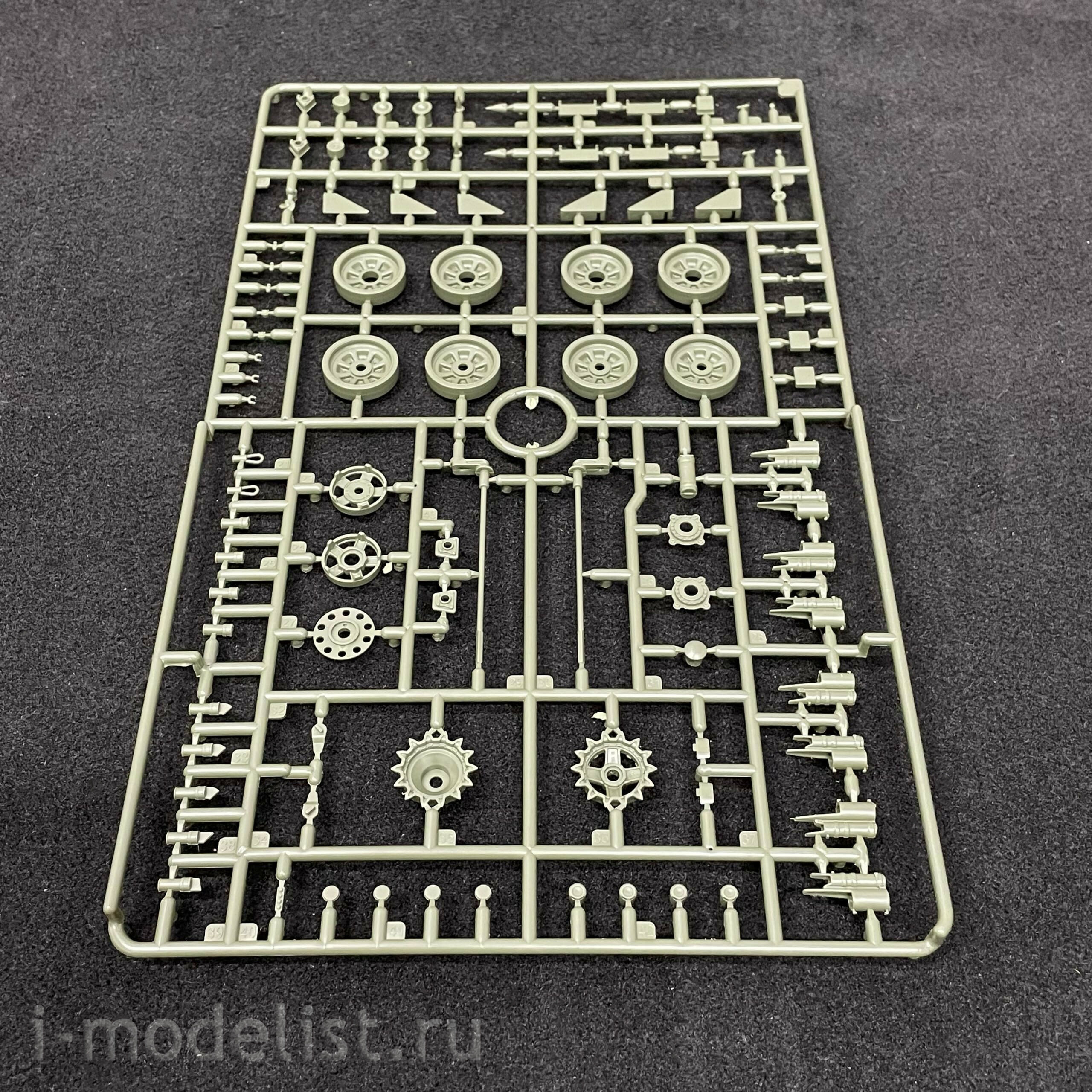 35A052 Amusing Hobby 1/35 Soviet T-72 Ural tank with full interior (under license from UVZ)