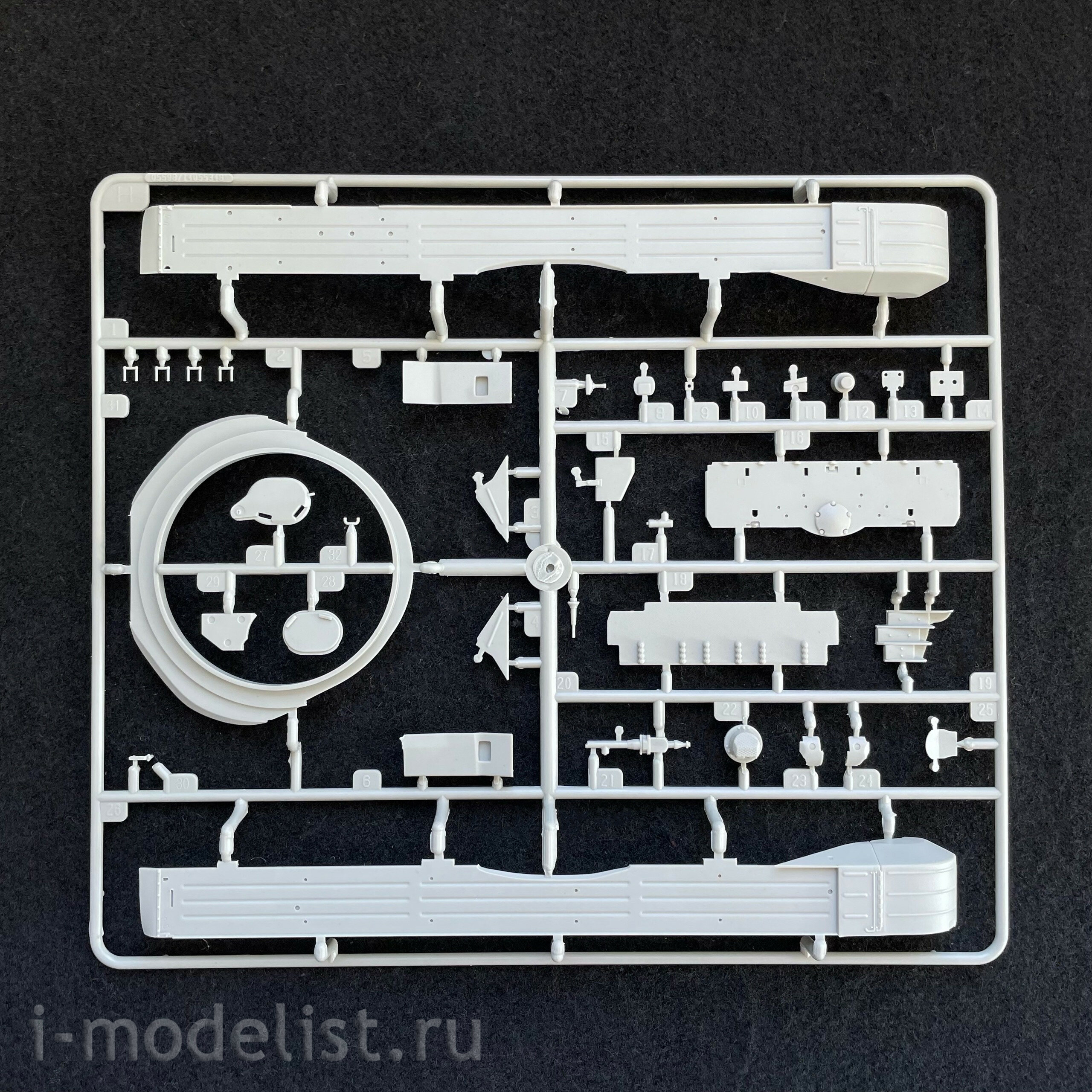 09602 Trumpeter 1/35 Soviet T-72 Ural tank with Kontakt-1 rocket armament (under UVZ license)