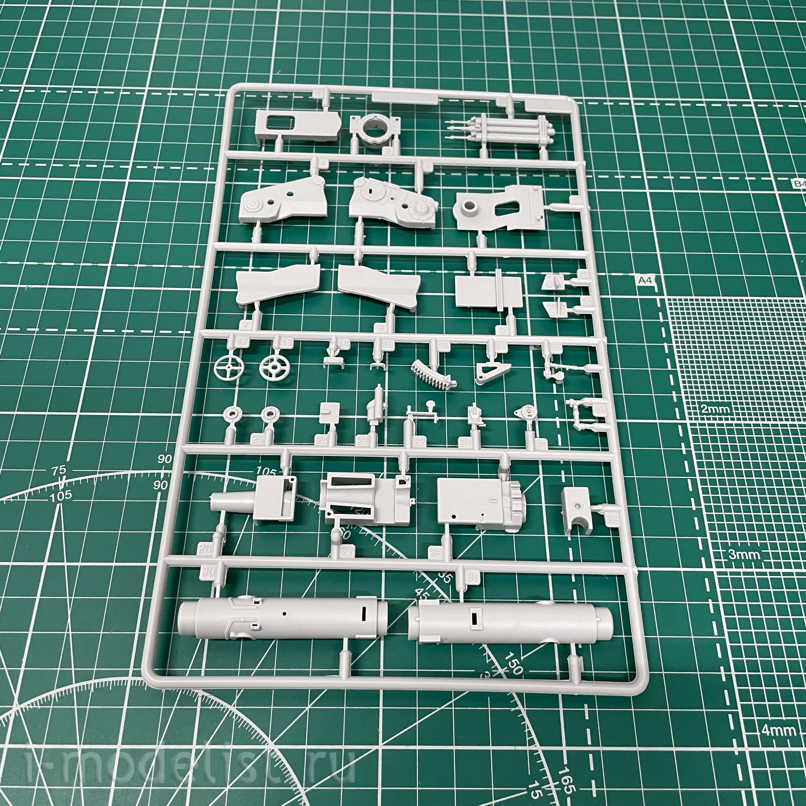 303541 Modeller of 1/35 self-Propelled gun 