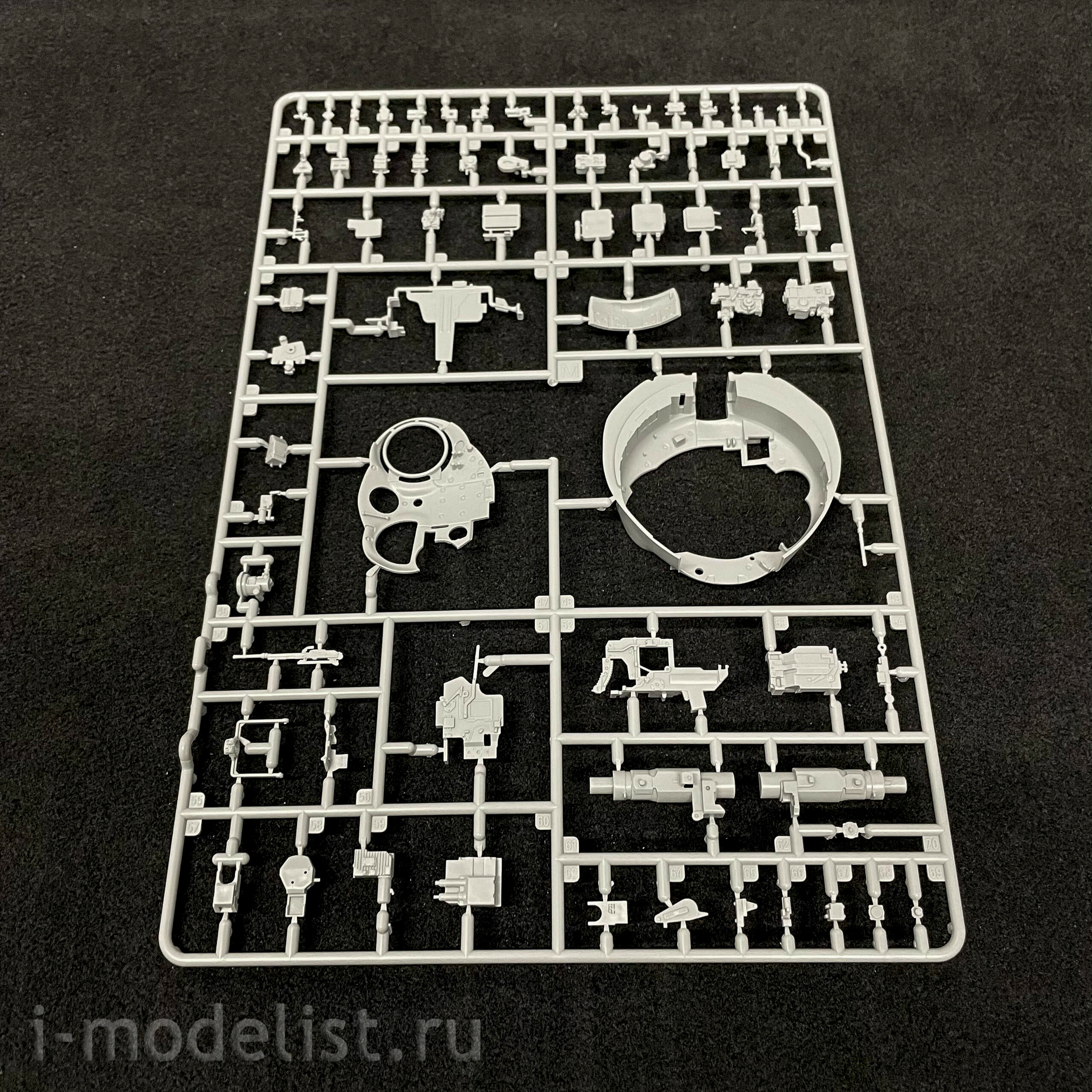 35A041 Amusing Hobby 1/35 Soviet T-72AV tank with full interior (under license from UVZ)