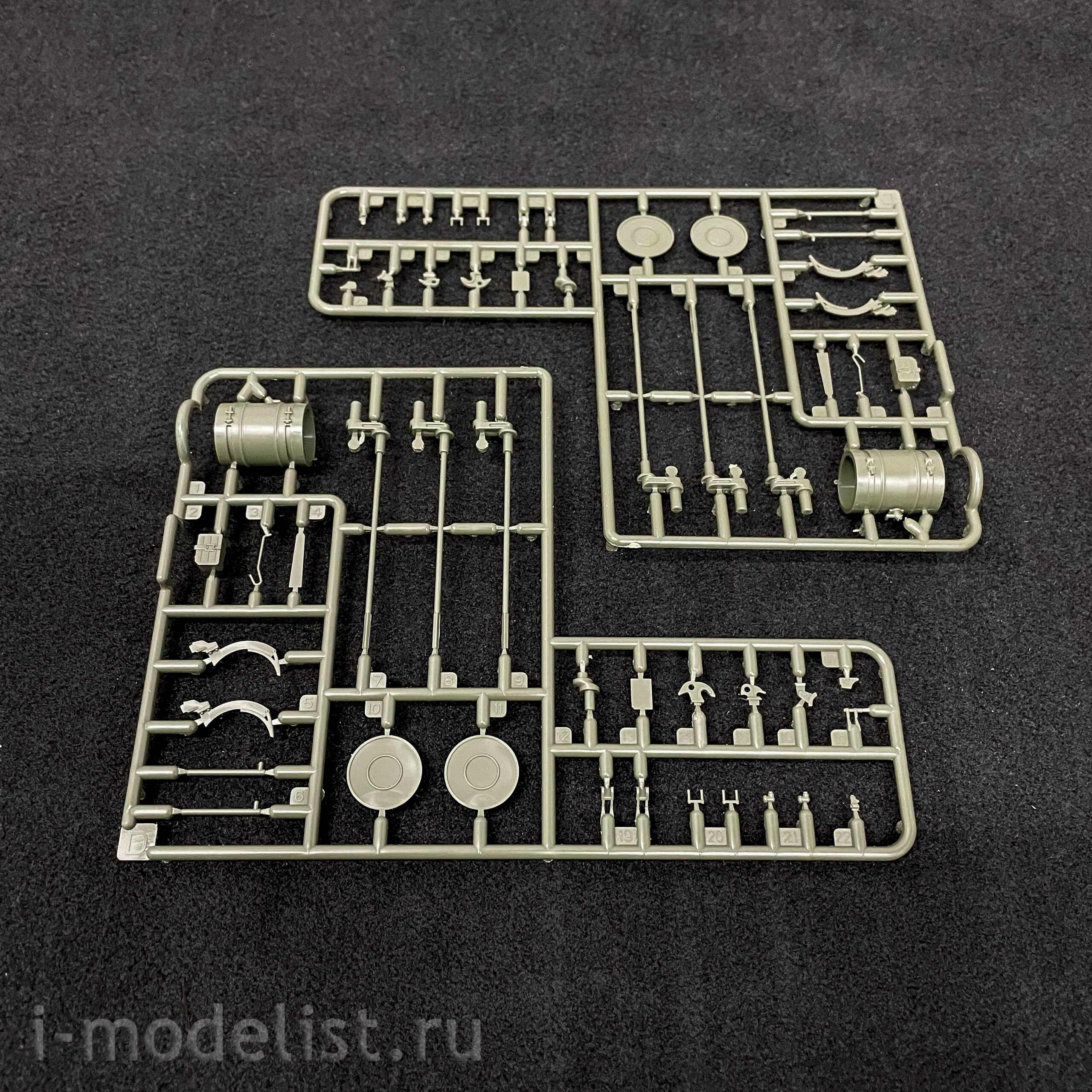 35A041 Amusing Hobby 1/35 Soviet T-72AV tank with full interior (under license from UVZ)