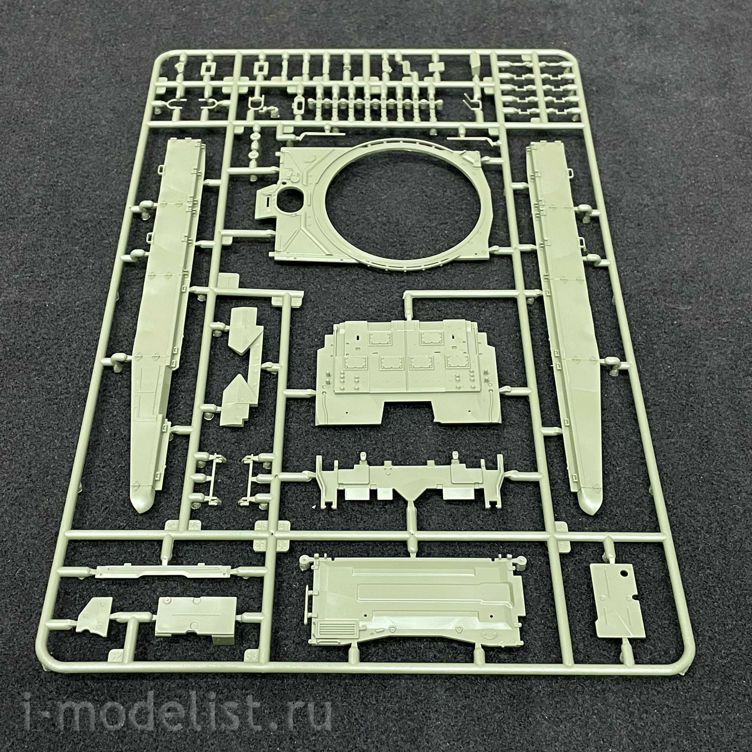35A050 Amusing Hobby 1/35 Russian T-90A Tank with full interior (under license from UVZ)