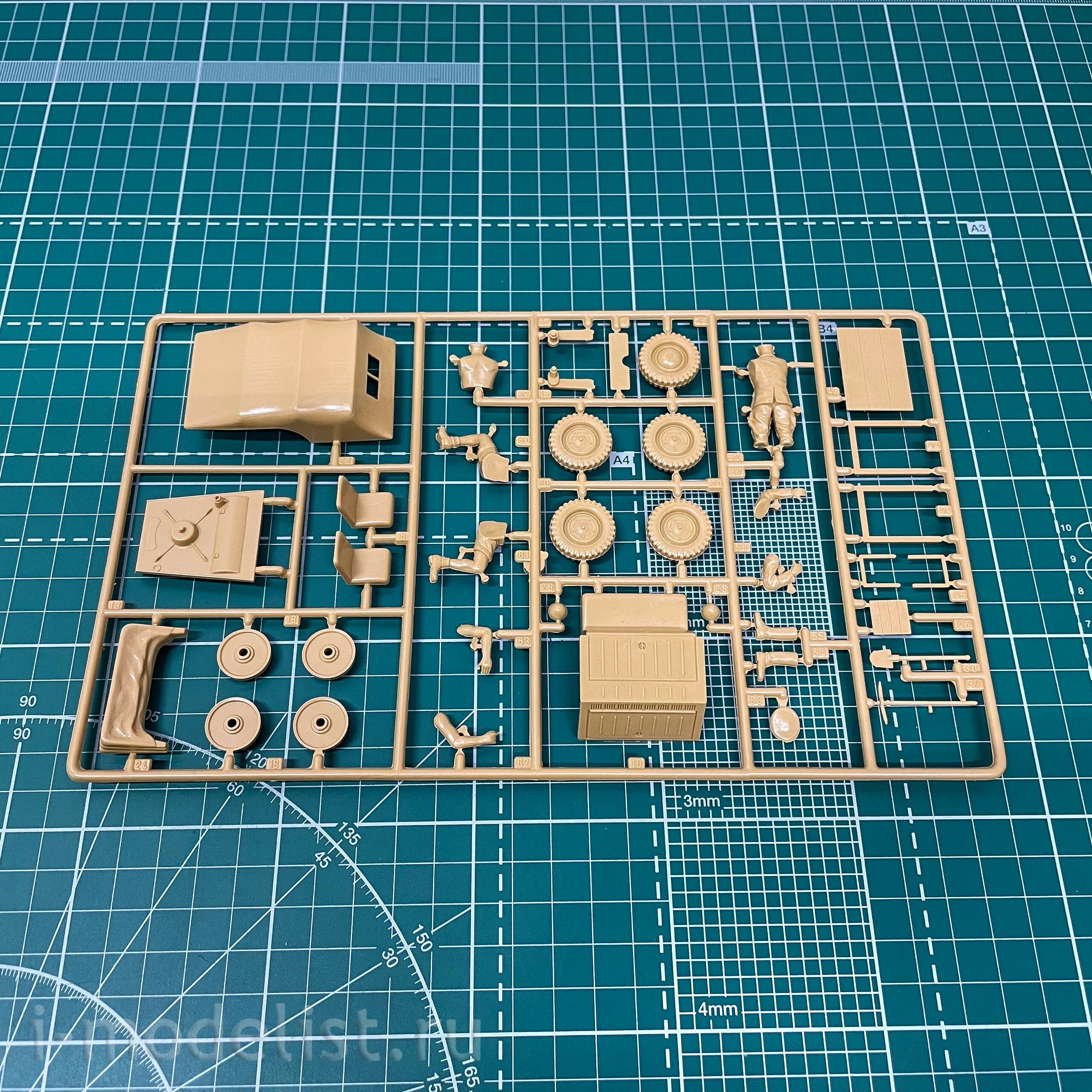 303524 Modeler 1/35 Army car 