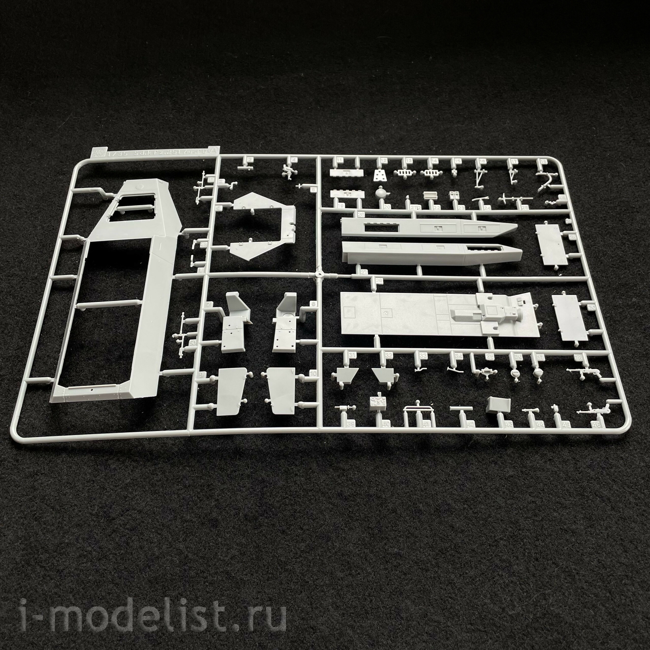 6217 Dragon 1/35 Armored personnel carrier with Sd.Kfz. 251/21 