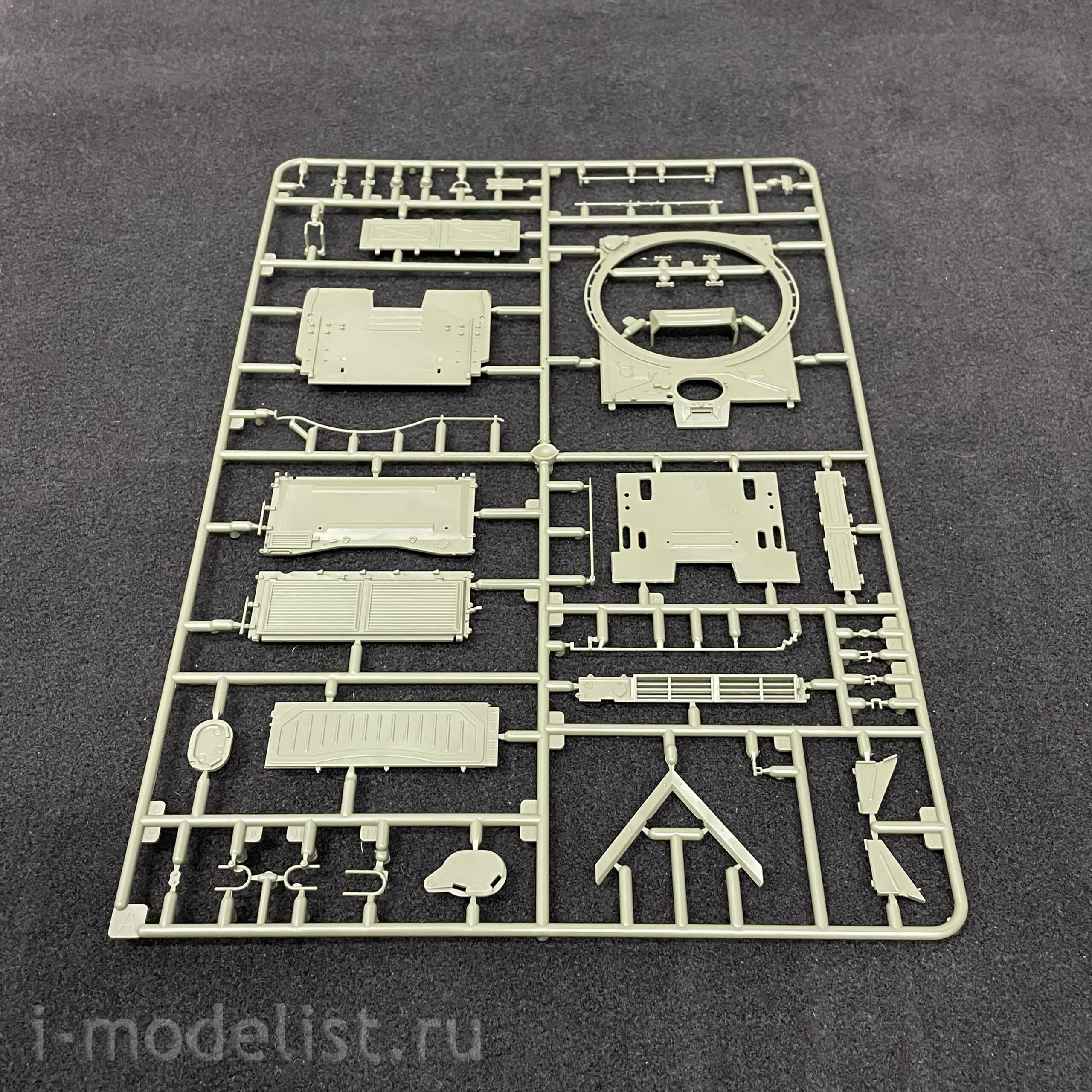 35A050 Amusing Hobby 1/35 Russian T-90A Tank with full interior (under license from UVZ)