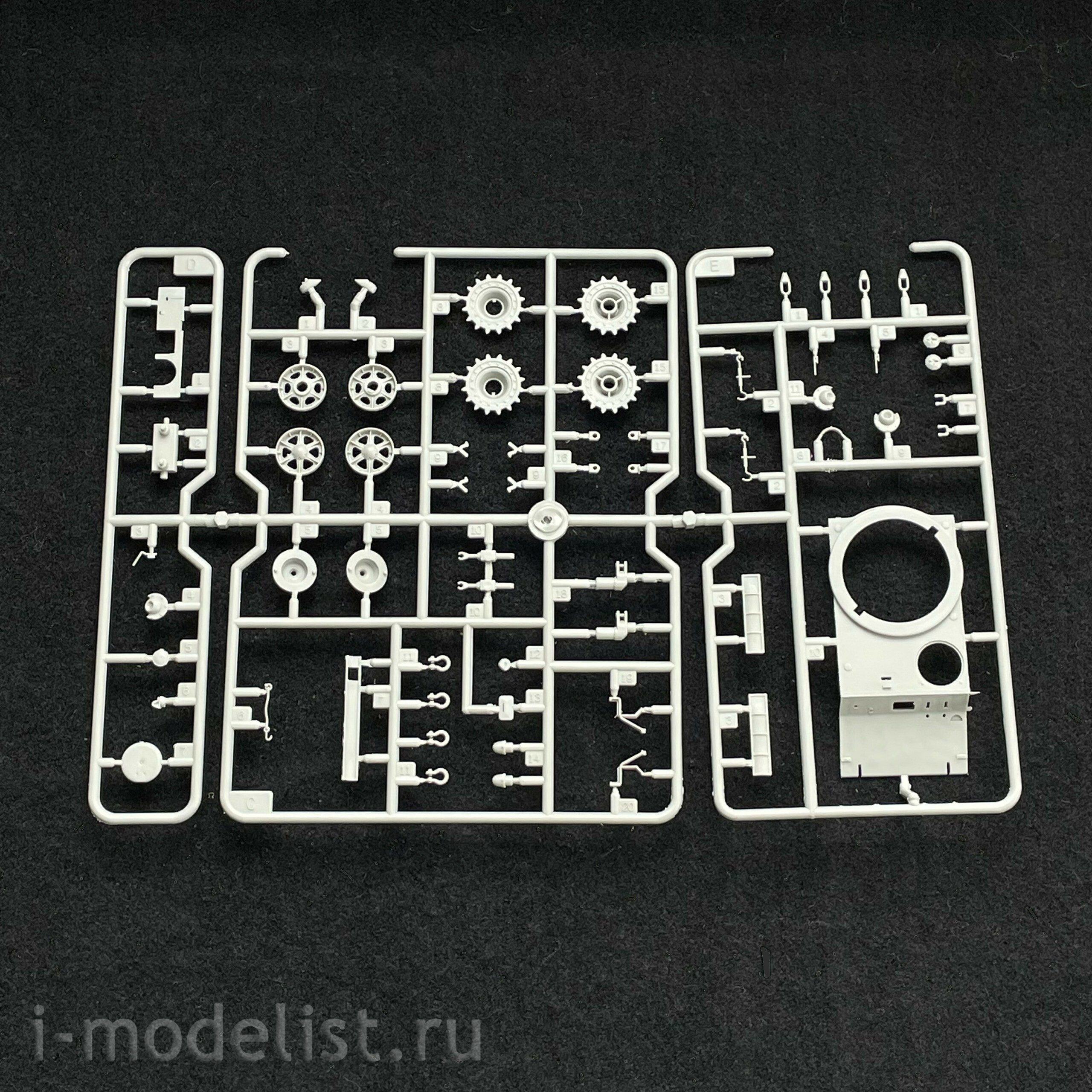 84811 HobbyBoss 1/48 Russian KV-1's Ehkranami tank