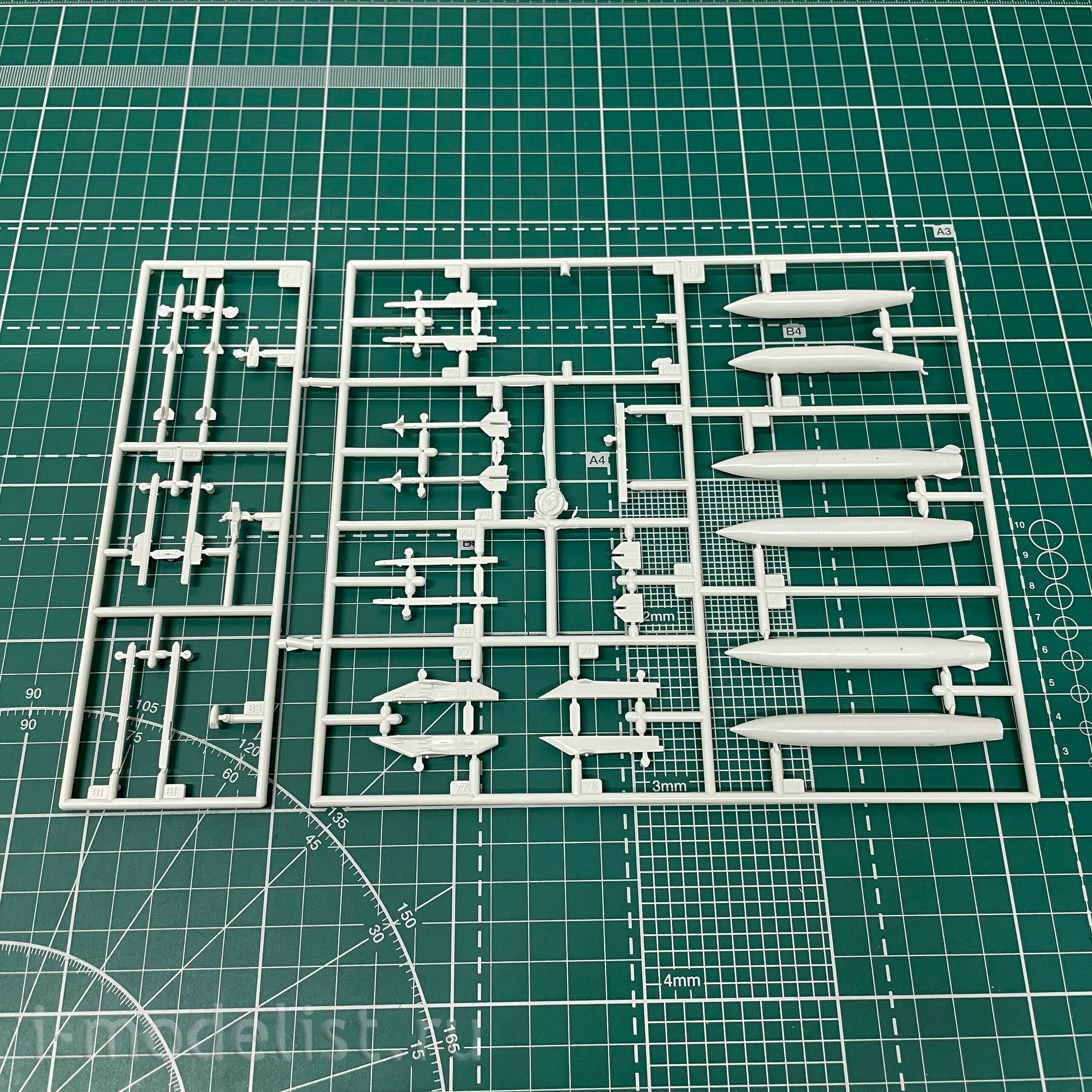 03905 Revell 1/72 American light fighter F-16 MLU 