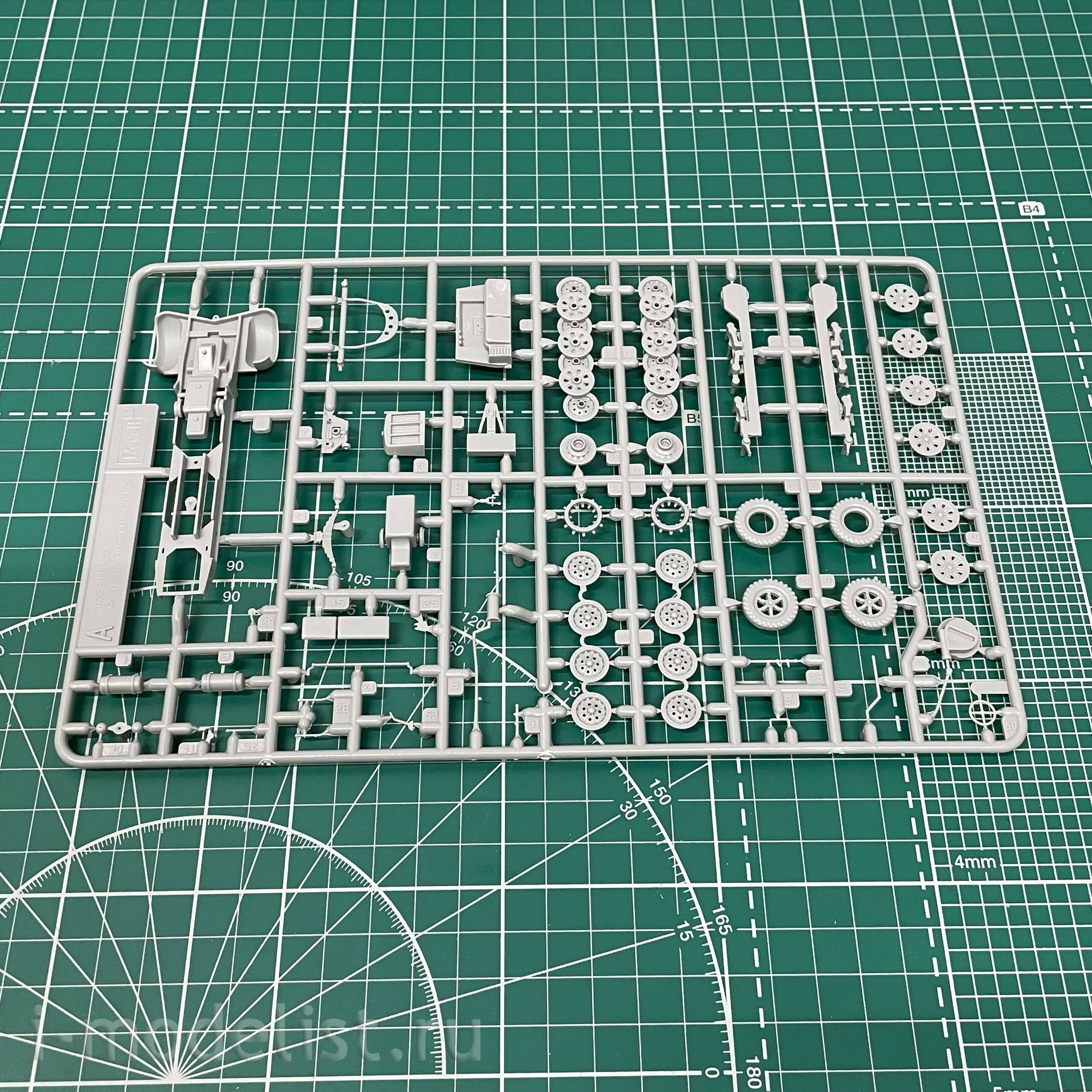 03263 Revell 1/72 semi-Track tractor Sd Kfz 7