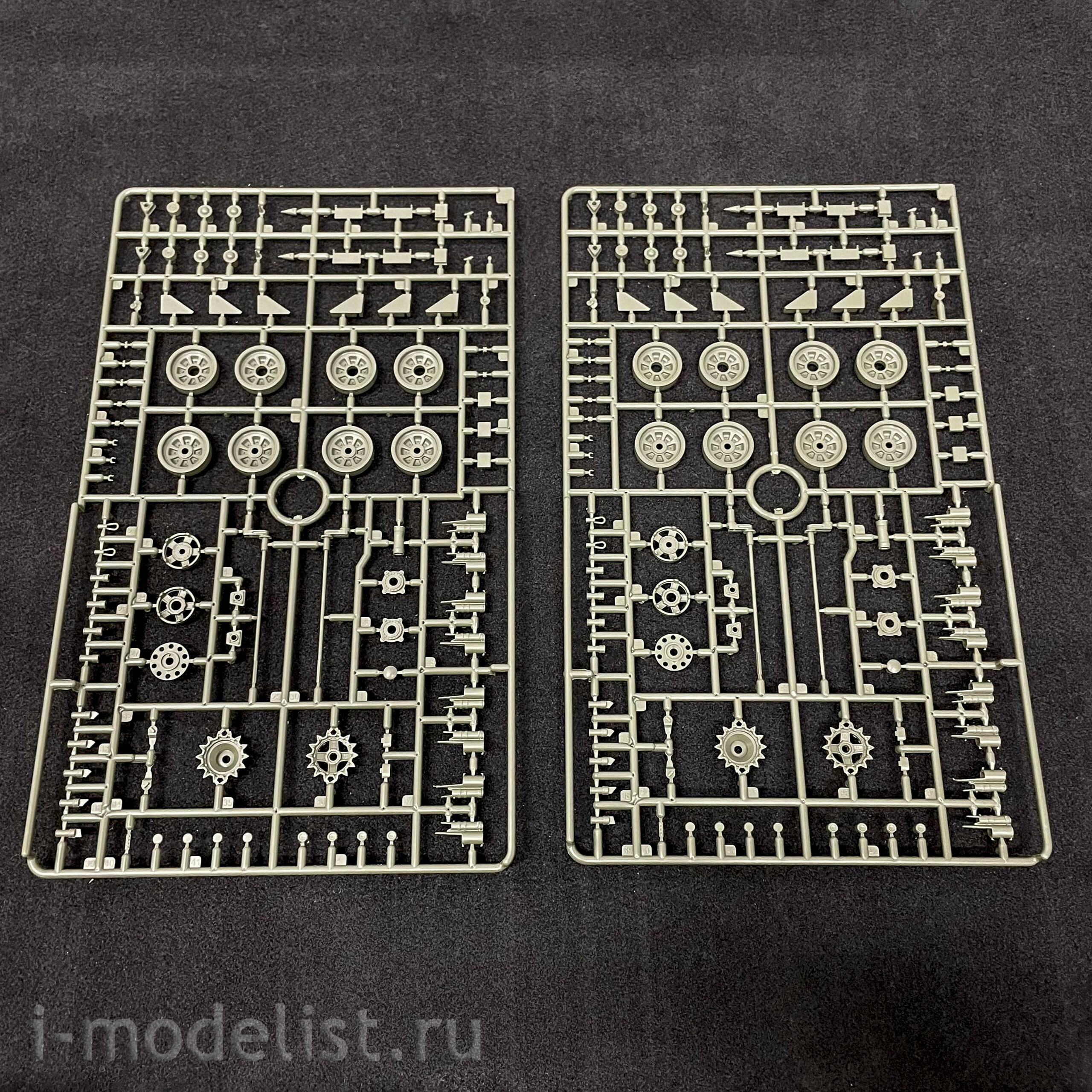 35A041 Amusing Hobby 1/35 Soviet T-72AV tank with full interior (under license from UVZ)