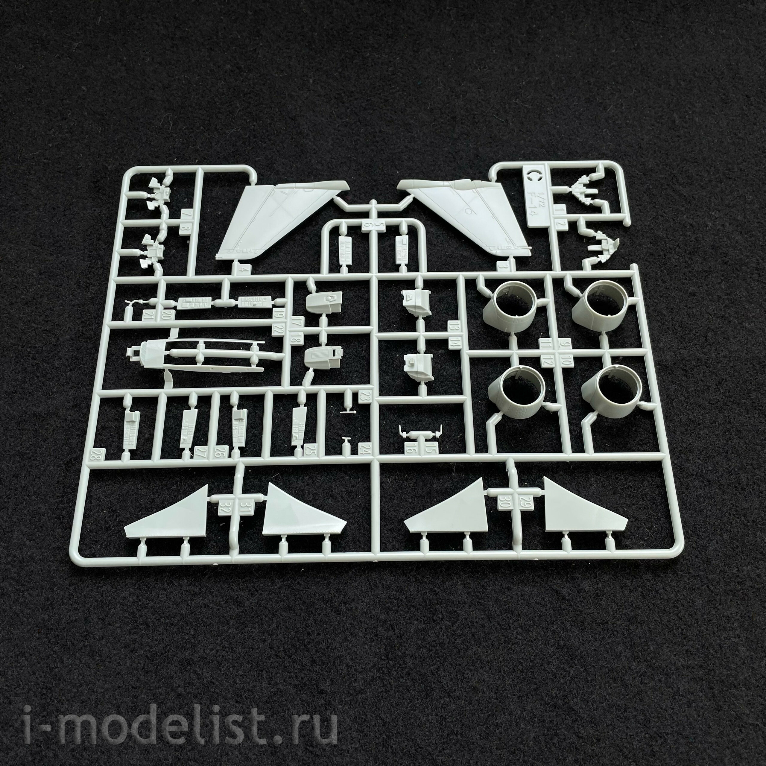 12563 Academy 1/72 Aircraft USN F-14A VF-143 
