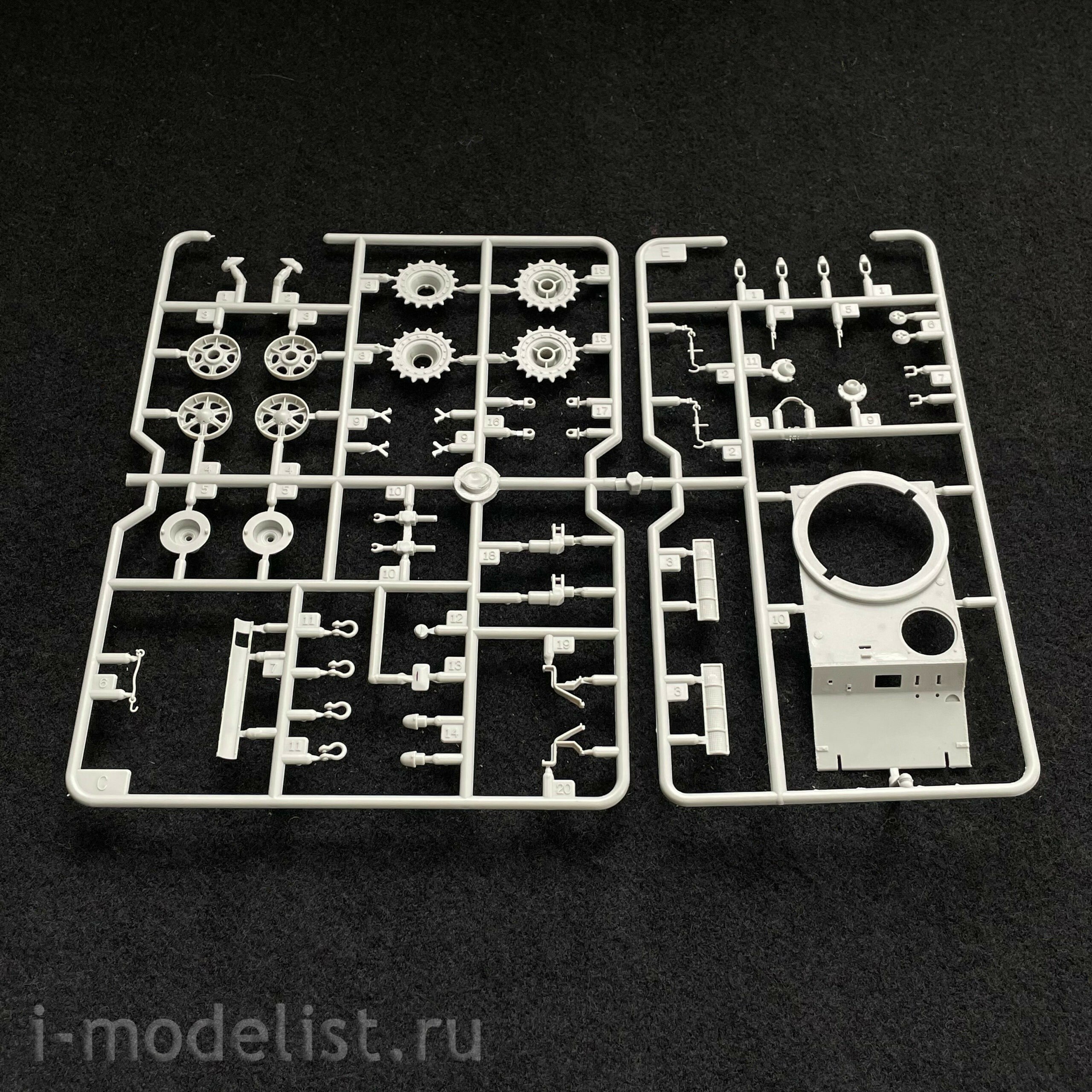 84818 HobbyBoss 1/48 German Pz.Kpfw KV-1 756( r ) tank