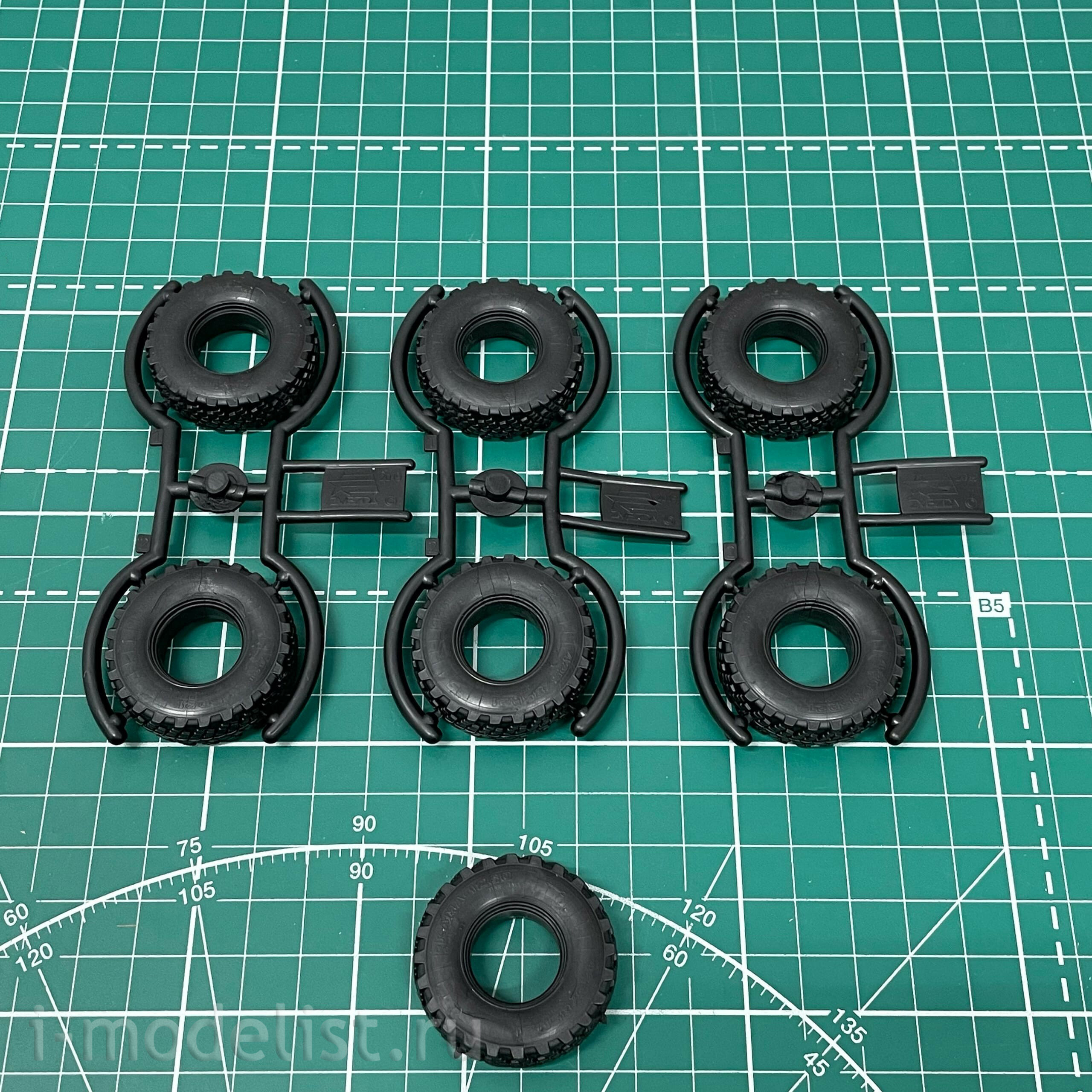 3697 Zvezda 1/35 Russian three-axle truck 