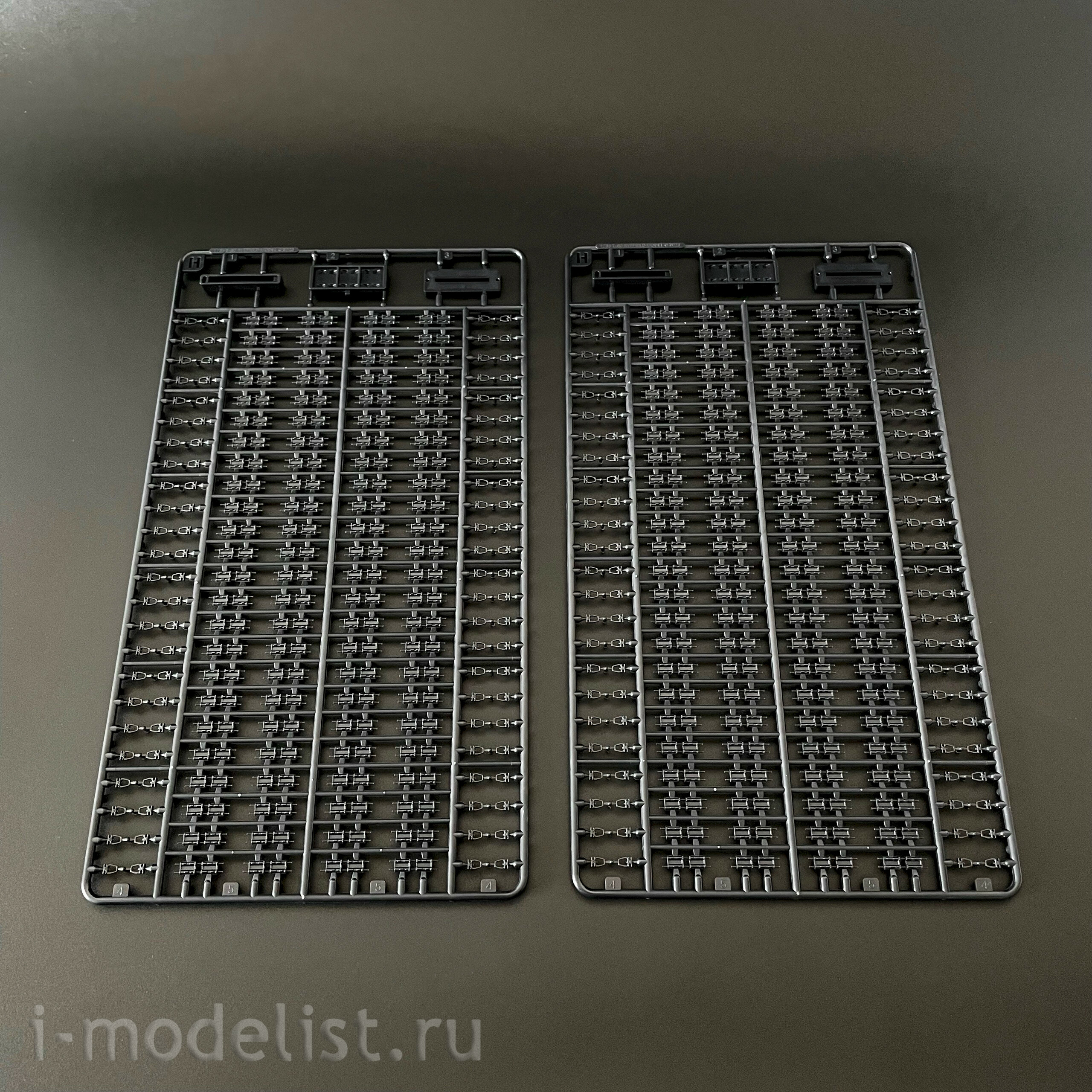 RM-5105 Rye Field Model 1/35 T-80U Main Battle Tank (licensed by Omsktransmash)