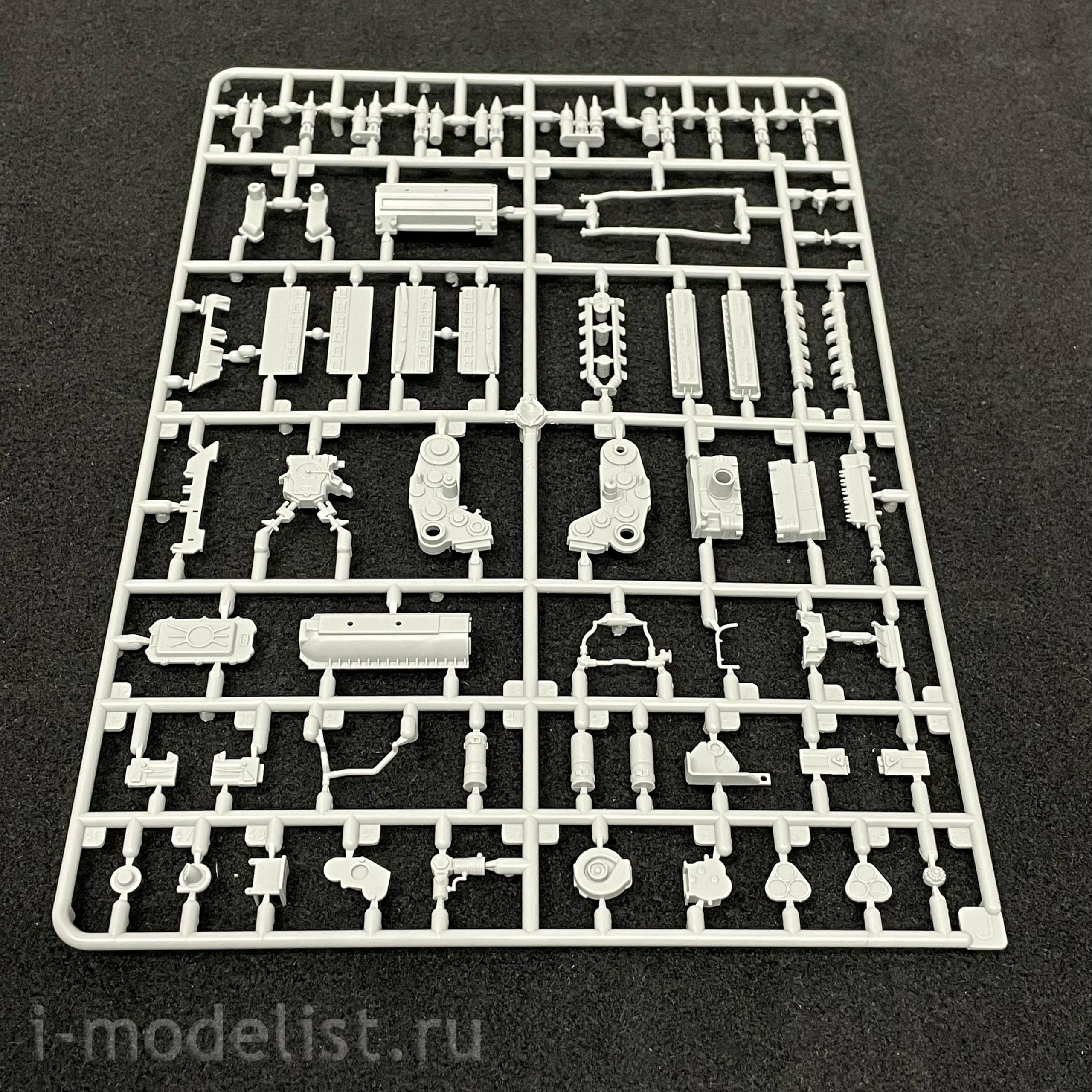 35A050 Amusing Hobby 1/35 Russian T-90A Tank with full interior (under license from UVZ)