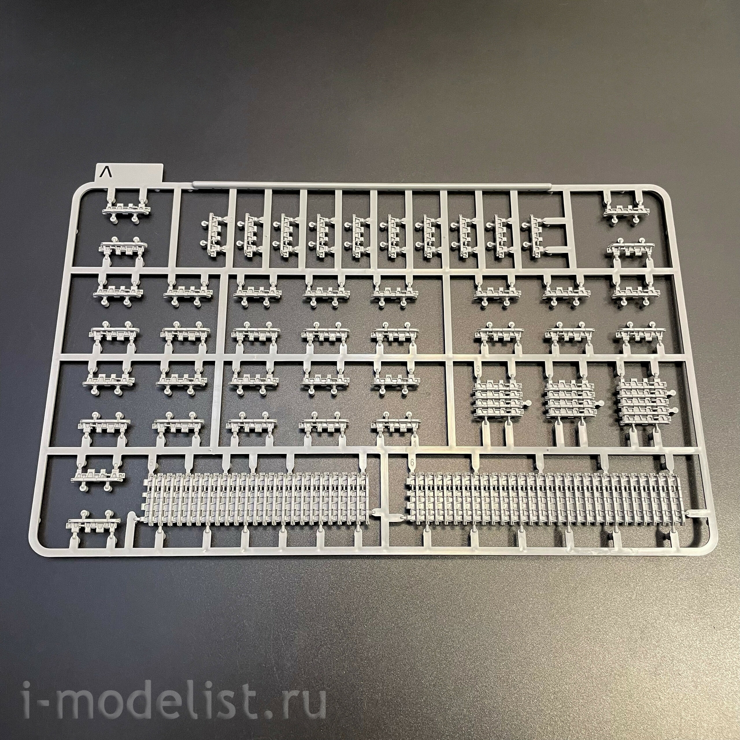 2195 Takom 1/35 Notмецкий тяжёлый танк Sd.Kfz.181 Pz.Kpfw.VI Ausf.E - Tiger I ранний с фигурой Michael Wittmann