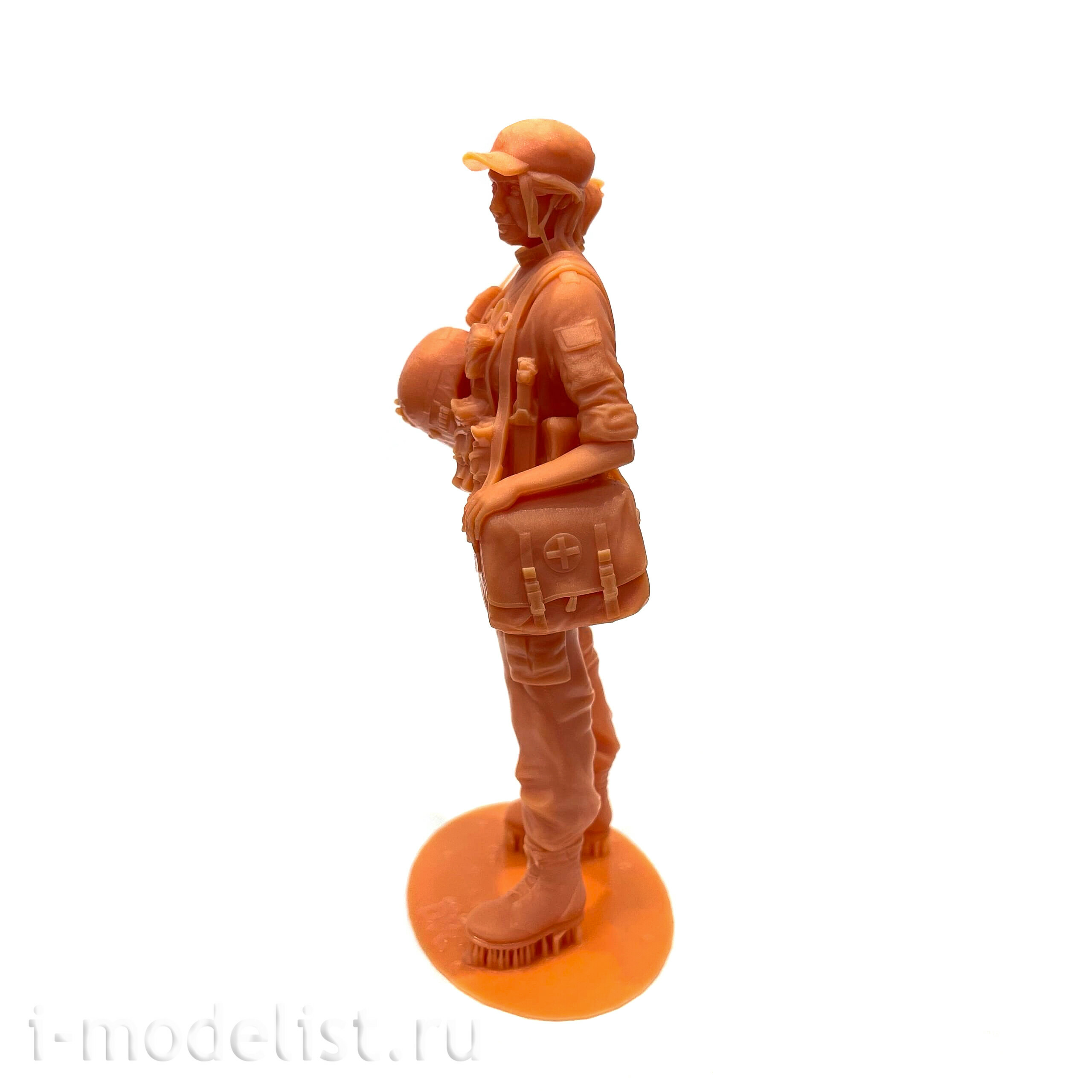 DVC35023 DVC 1/35 Medic of the Russian troops