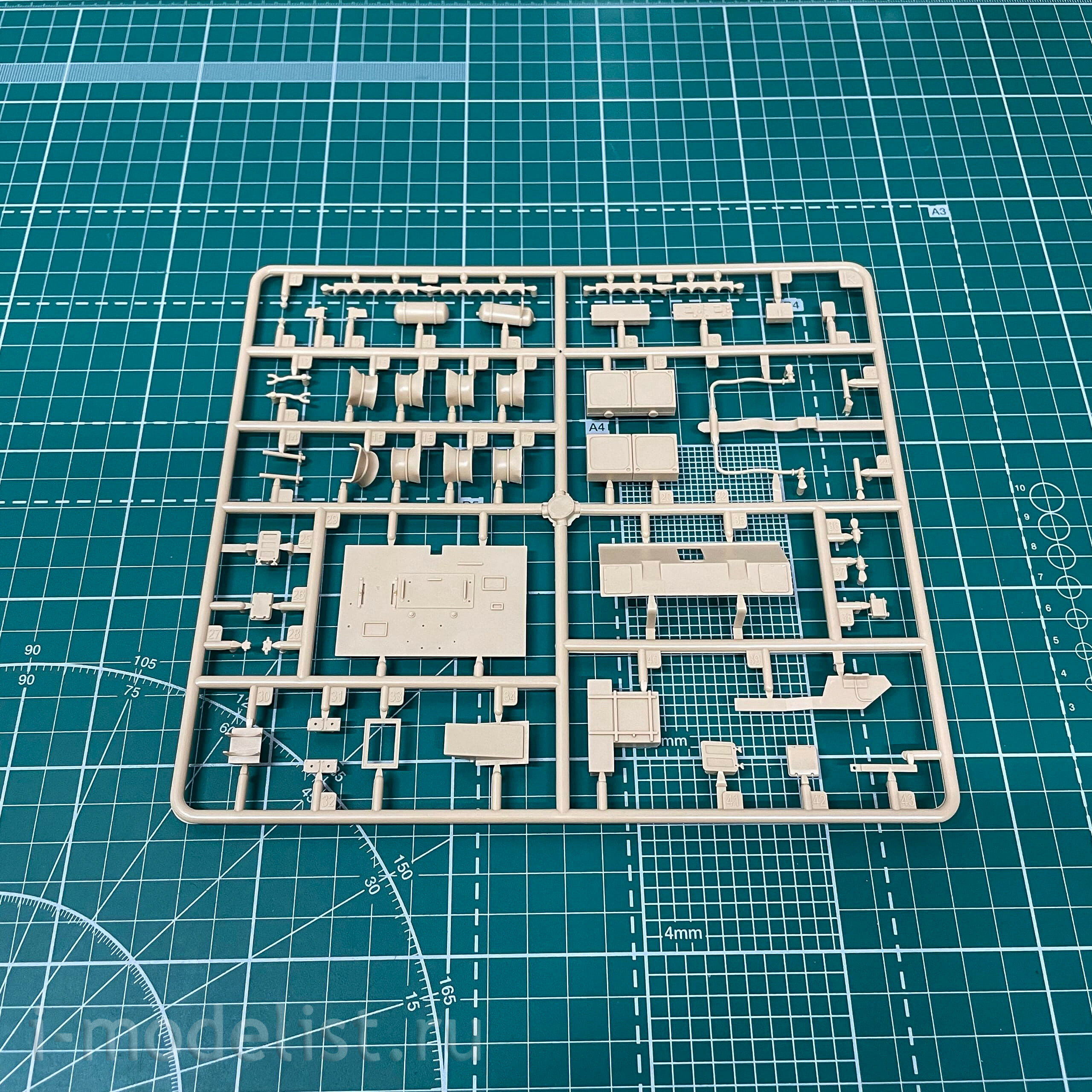 35A033 Amusing Hobby 1/35 ELEFANT Self-propelled gun (interior + zimmerite)