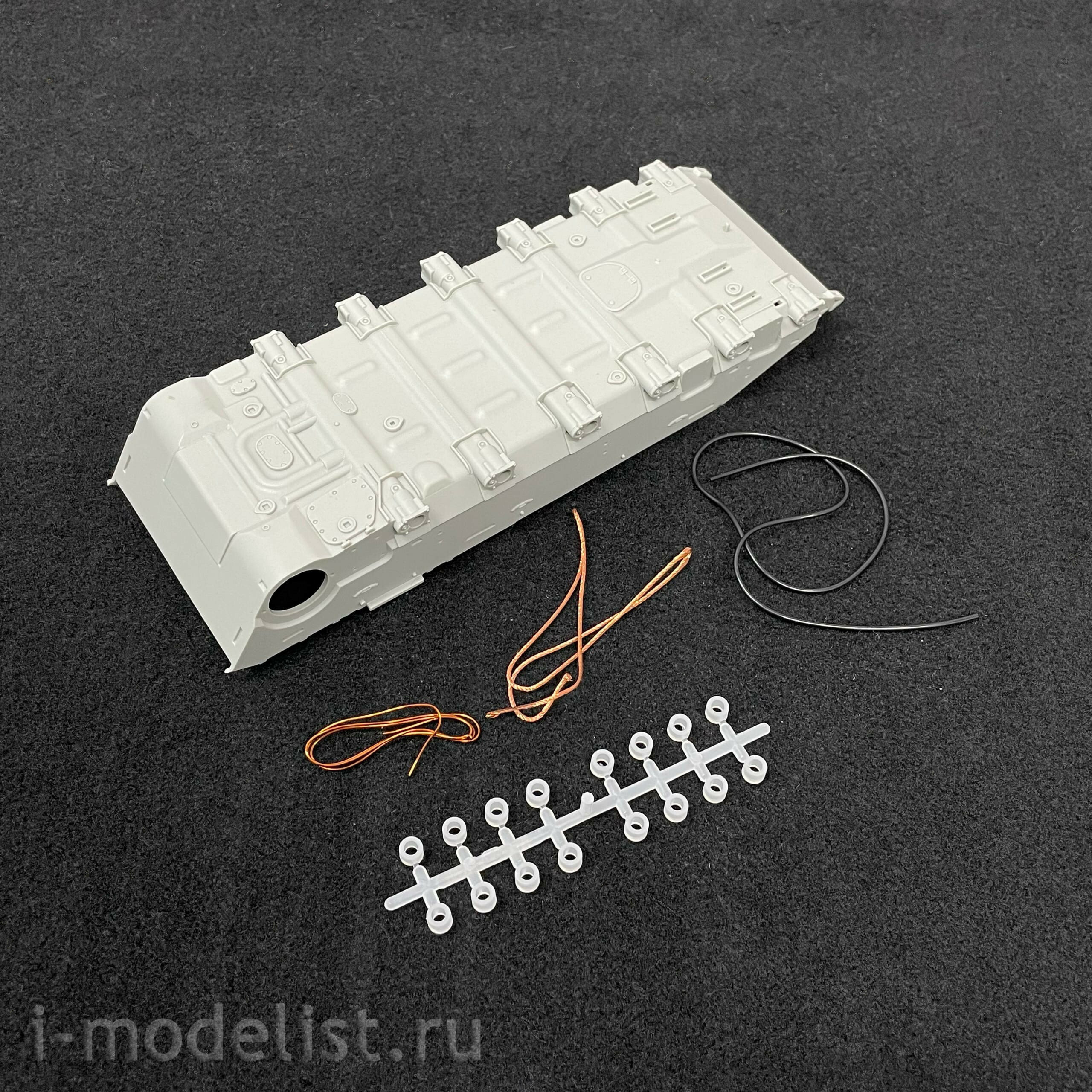09609 Trubach 1/35 Russian T-72B1 tank with KTM-6 and lattice armor (under license from UVZ)