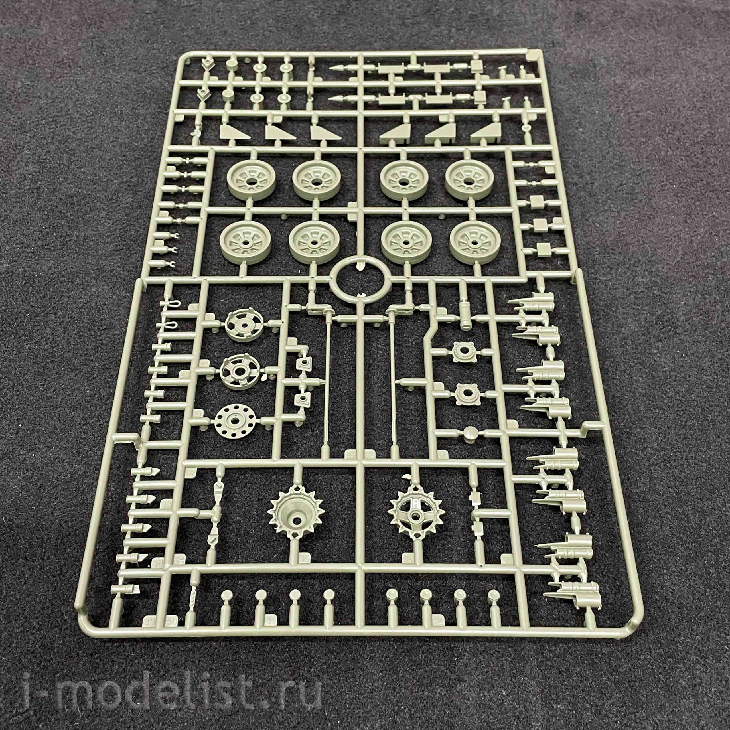 35A052 Amusing Hobby 1/35 Soviet T-72 Ural tank with full interior (under license from UVZ)
