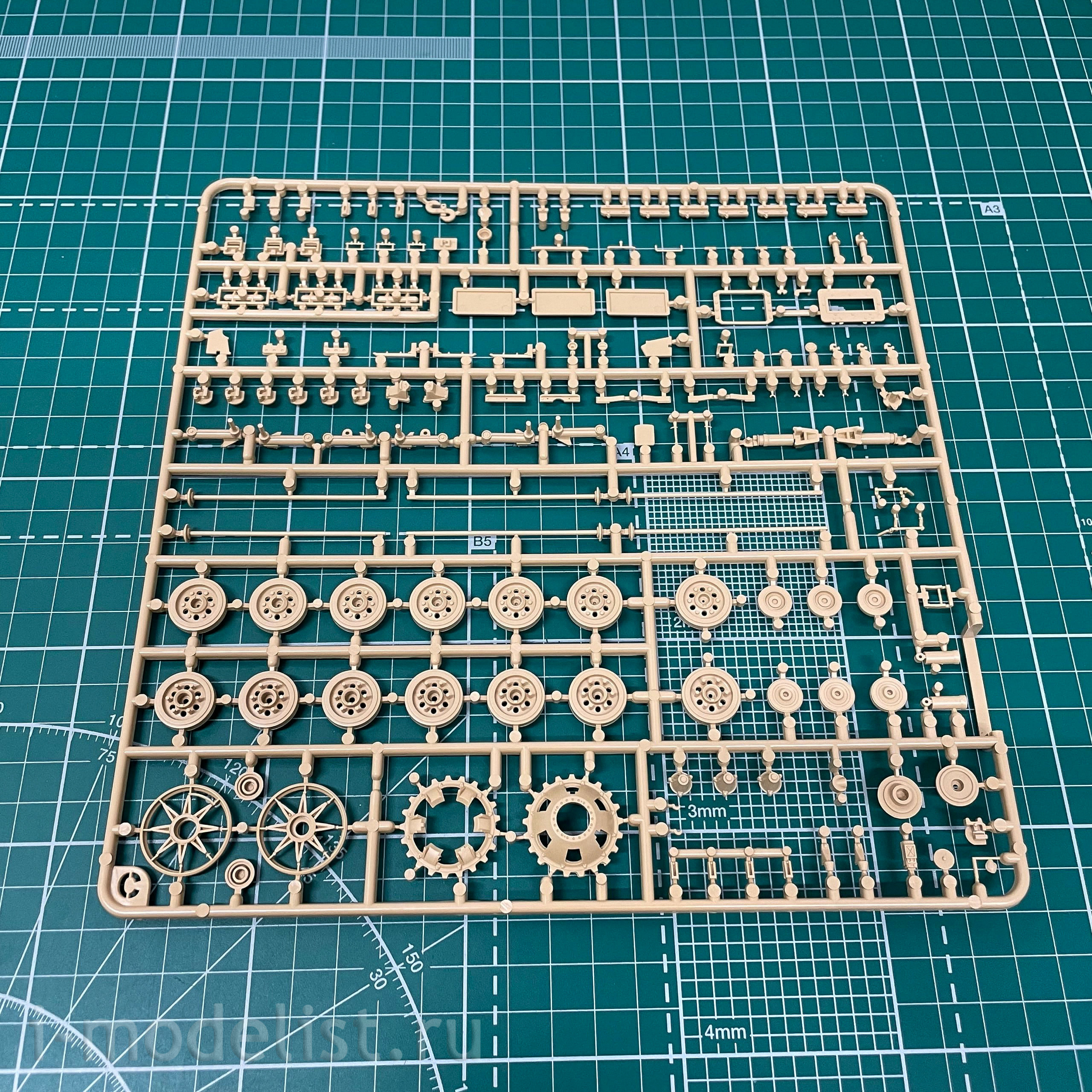 RM-5069 Rye Field Model 1/35 StuG. III Ausf. G Early Production with working tracks