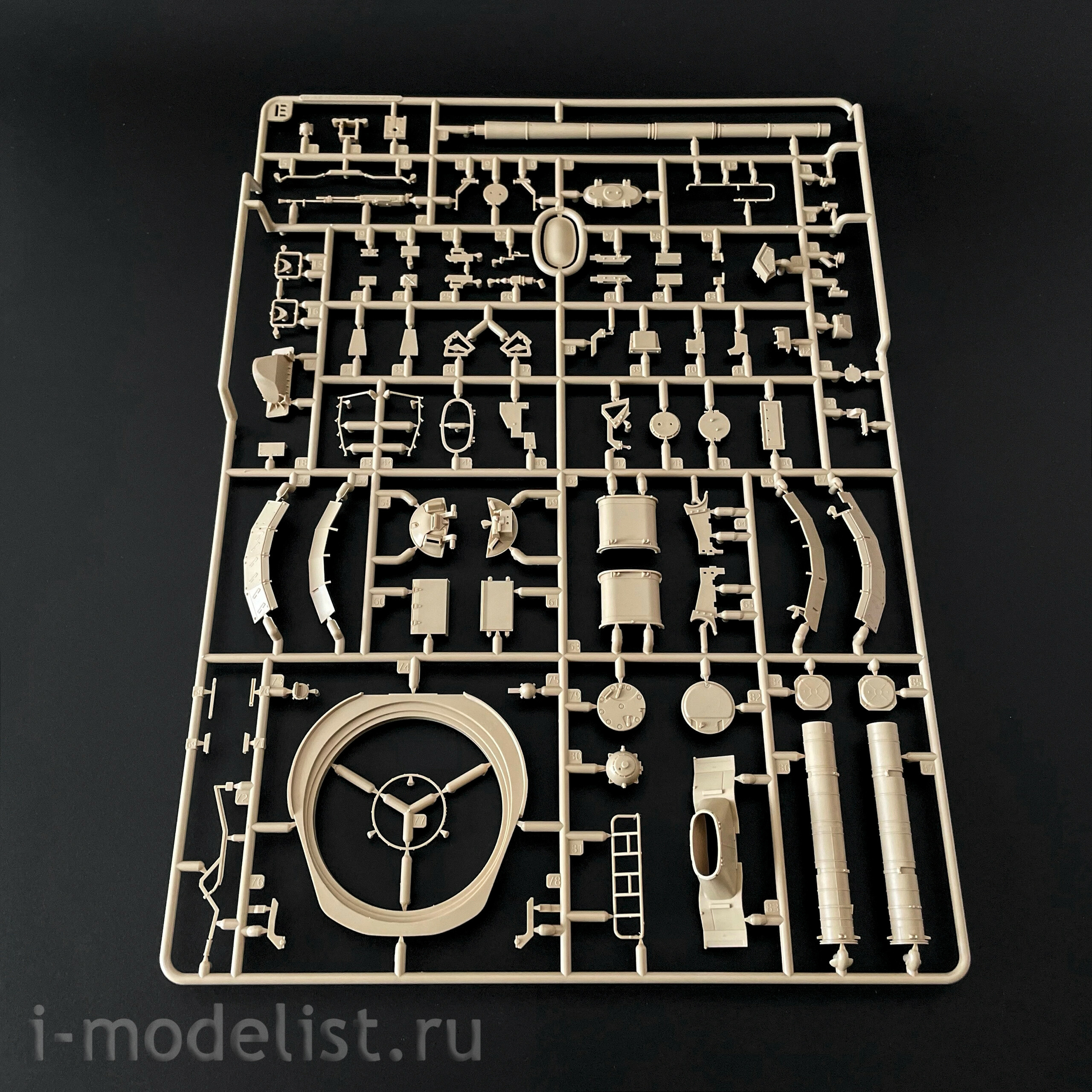 RM-5105 Rye Field Model 1/35 T-80U Main Battle Tank (licensed by Omsktransmash)