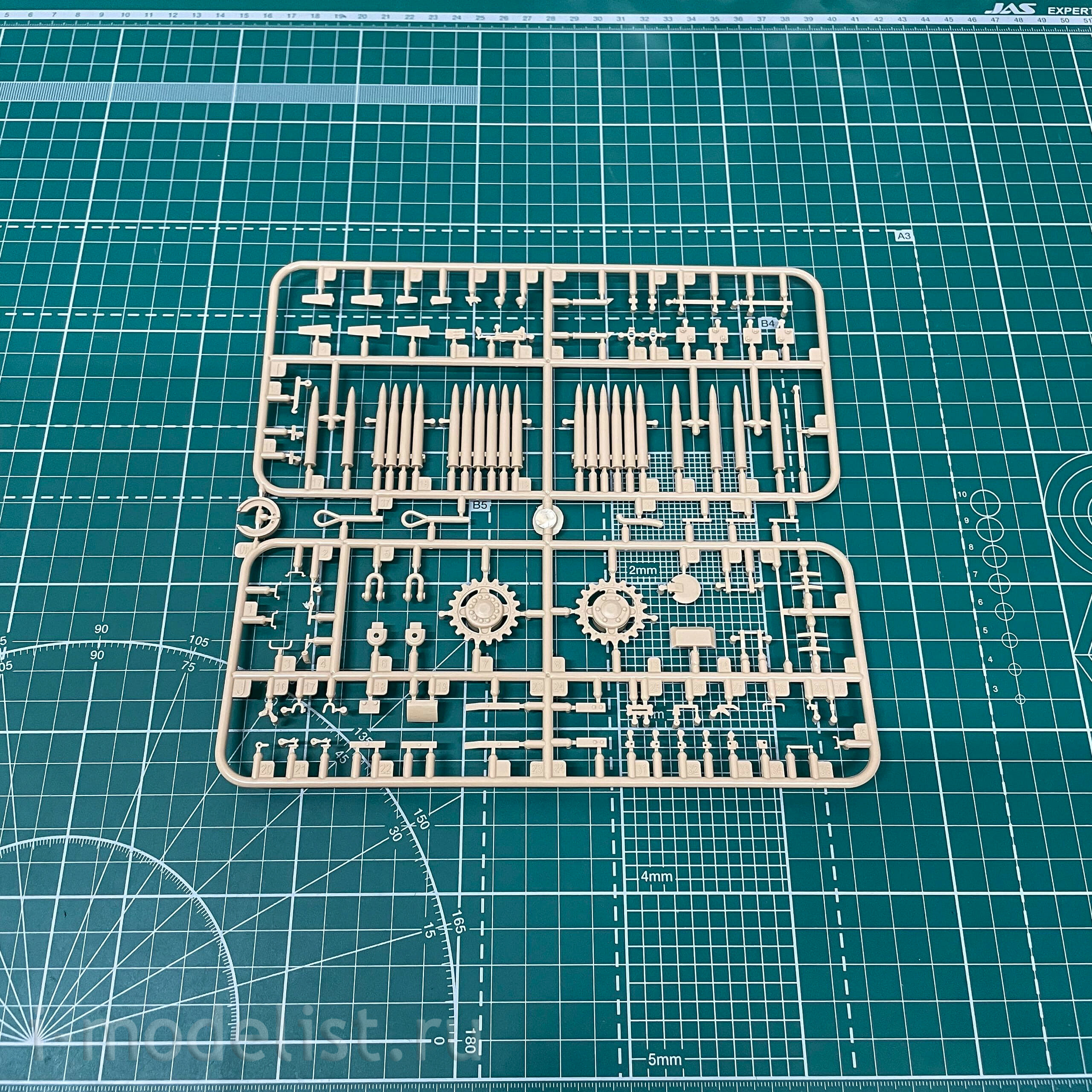 35A033 Amusing Hobby 1/35 ELEFANT Self-propelled gun (interior + zimmerite)