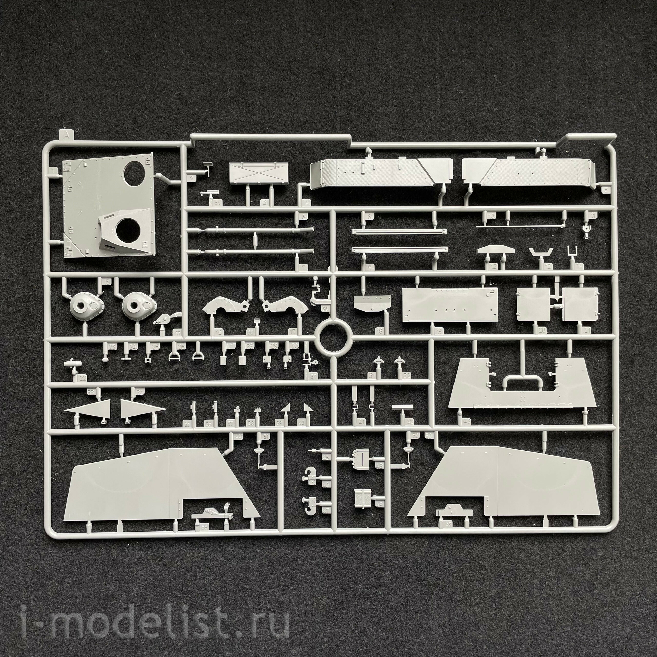 VT-024 Border Model 1/35 German Tank Destroyer Sd.Kfz. 164 Nashorn (with 4 figures)