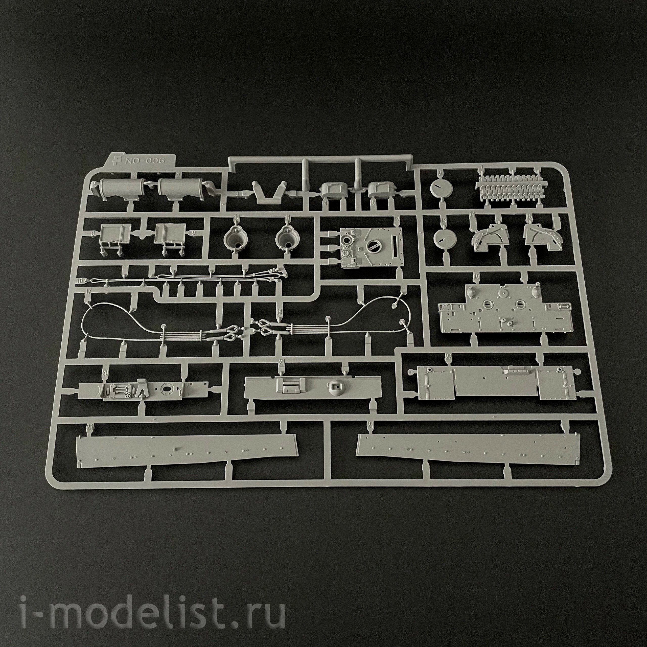 004 UZvezda 1/48 Early production Tiger I tank with full interior 