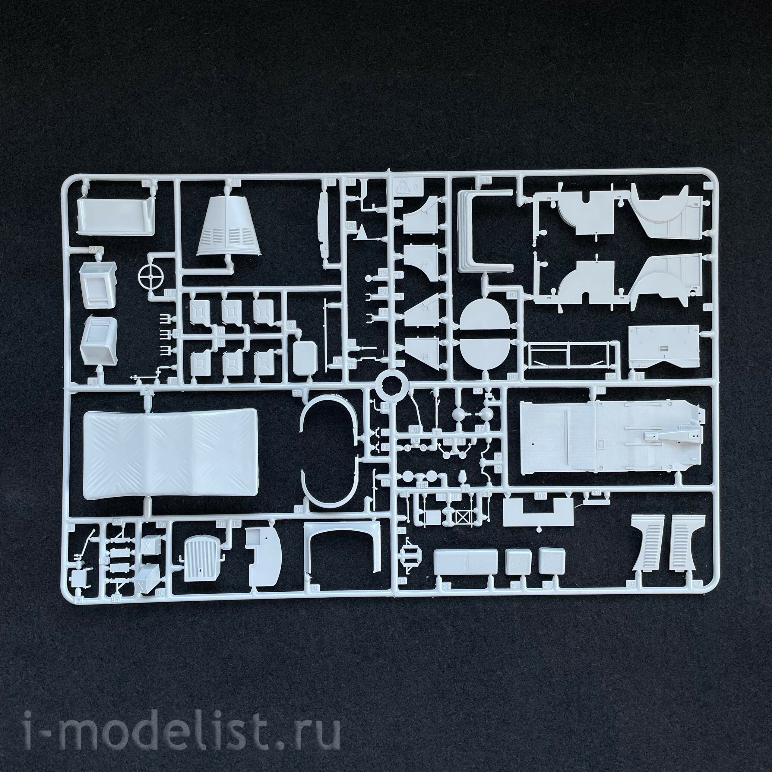 3709 Zvezda 1/35 German multi-purpose SUV Horch Kfz. 15
