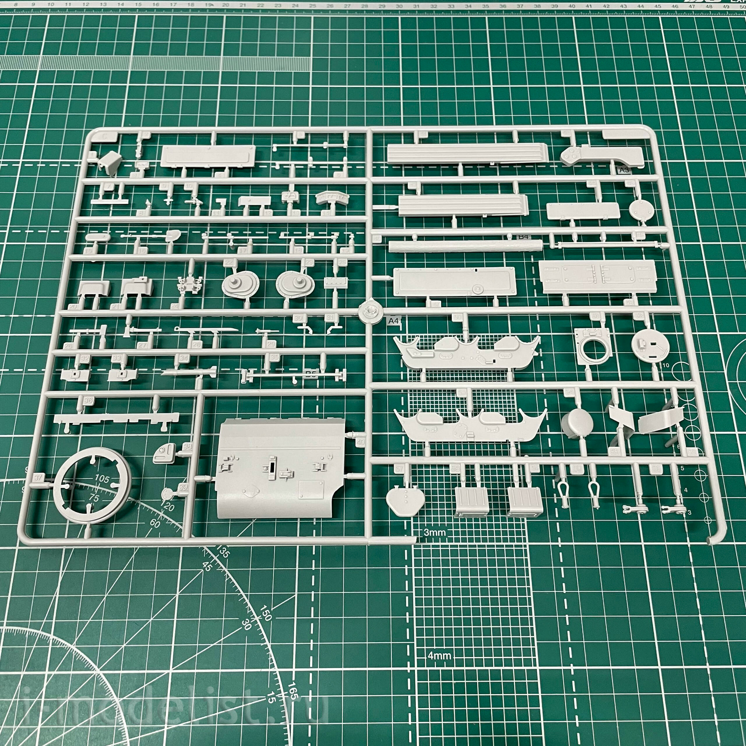 303537 Modeller of 1/35 SAM Launcher 
