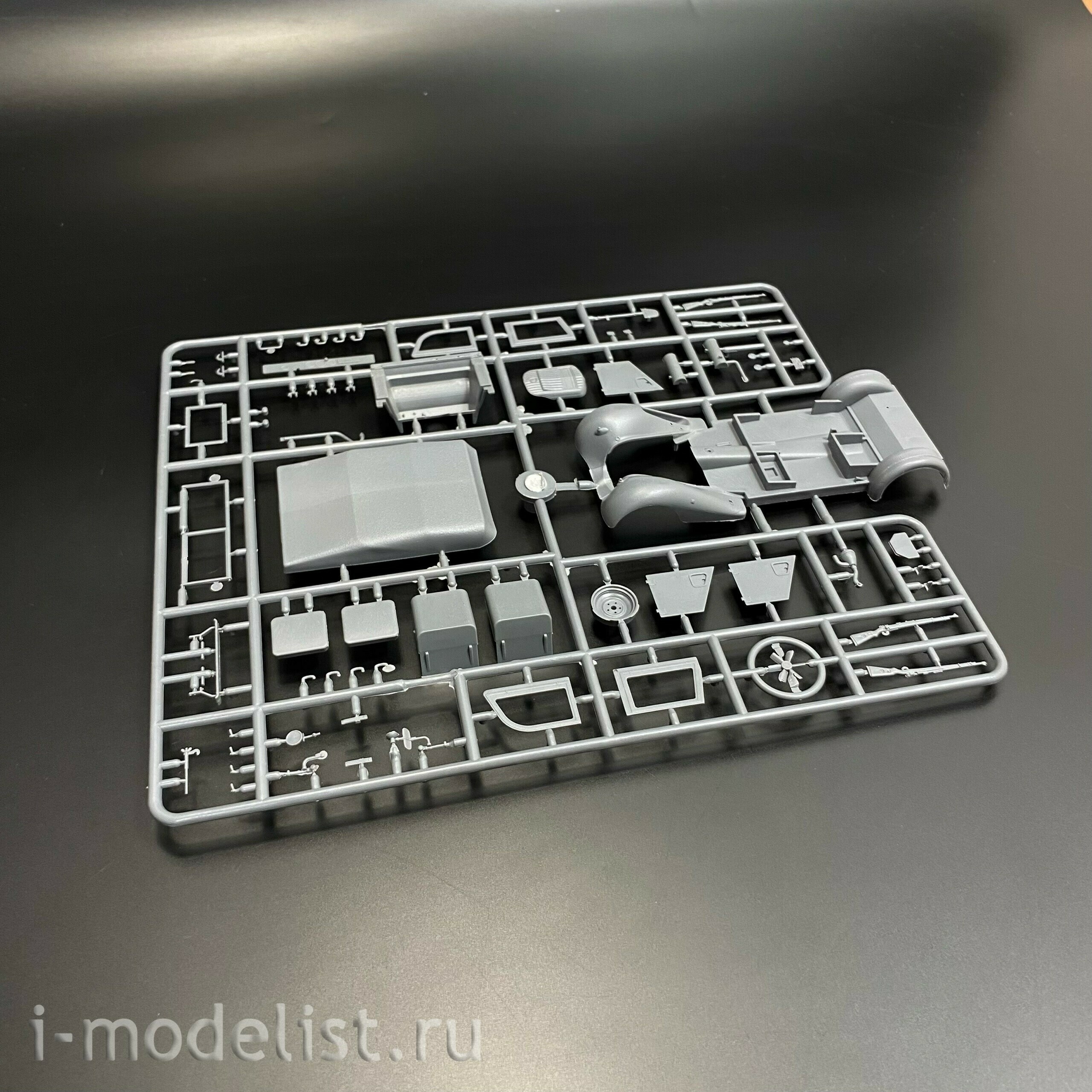 35161 MasterBox 1/35 Американские десантники и мирные жители, 1945 год