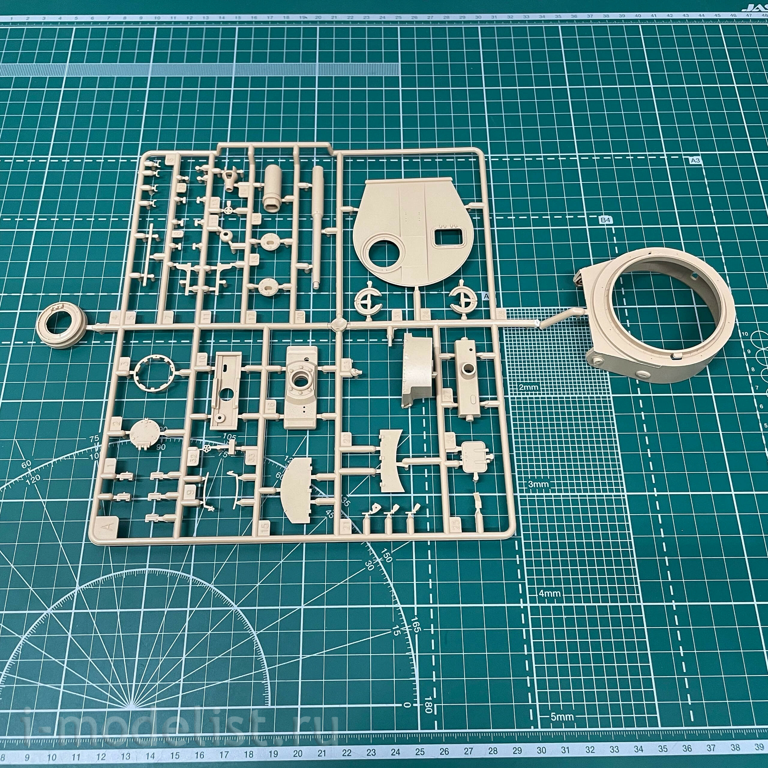 35A023 Amusing Hobby 1/35 Pz.Kpfw.VI Tiger(P)
