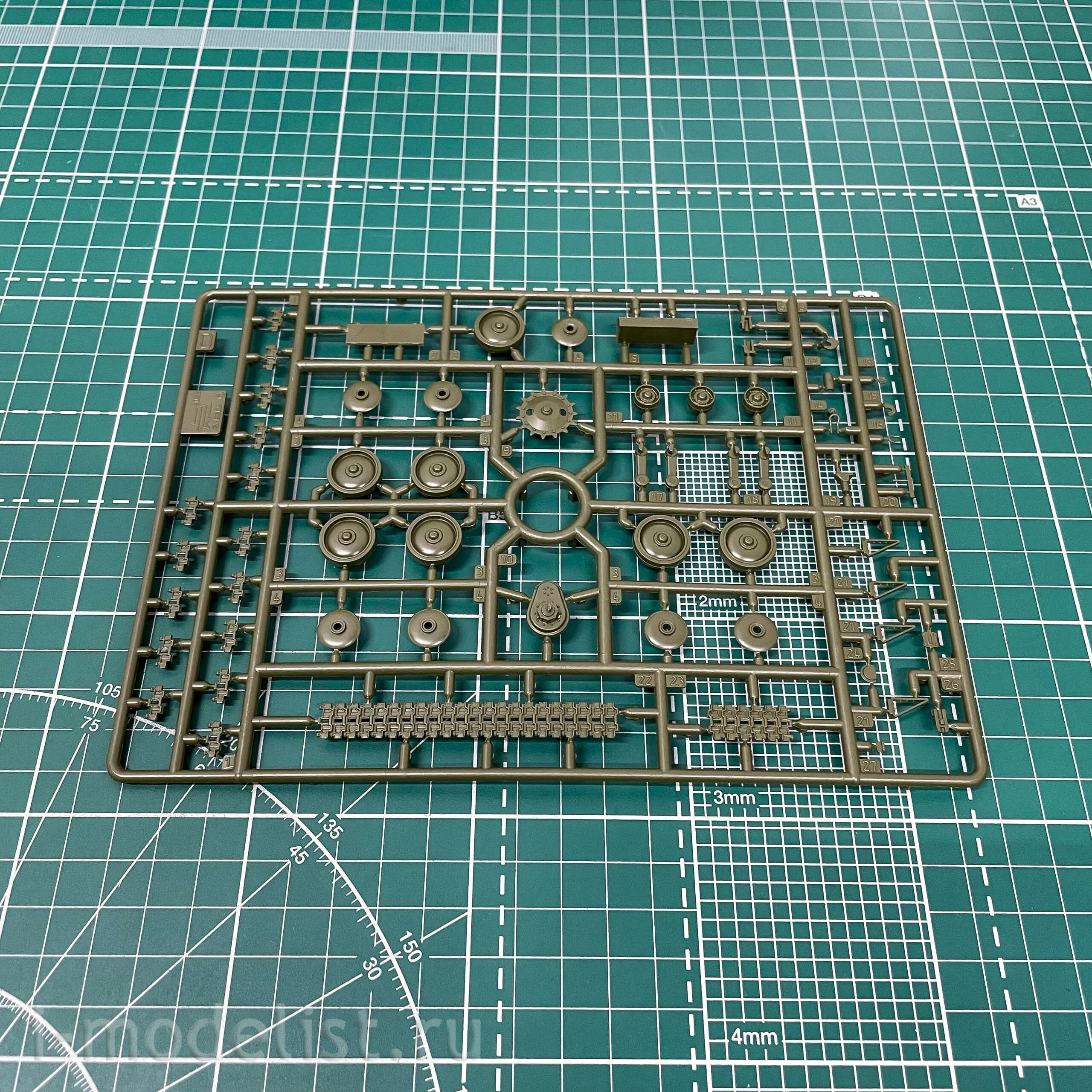3631 Zvezda 1/35 Soviet light tank T-70B