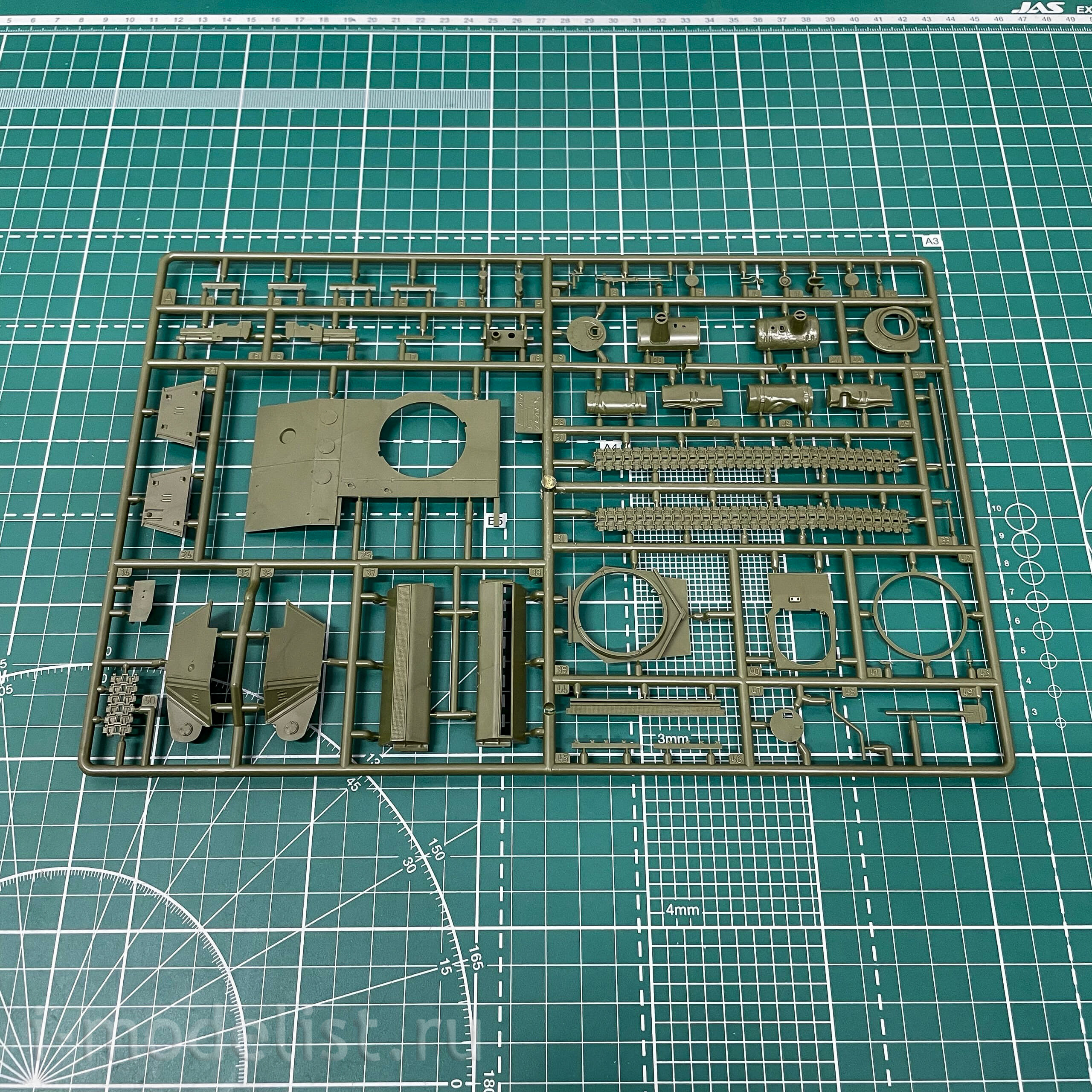 3631 Zvezda 1/35 Soviet light tank T-70B
