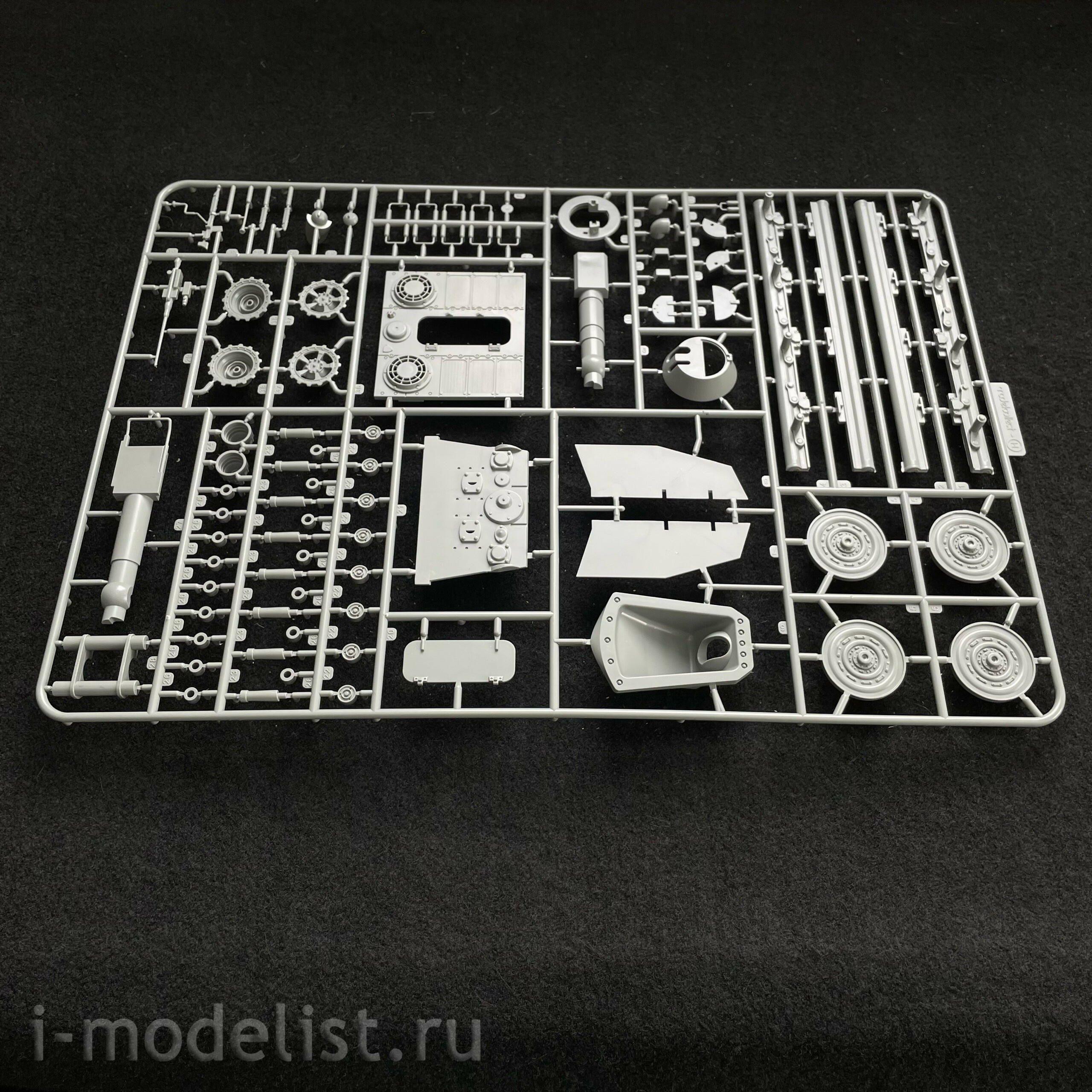 UA35010 Modelcollect 1/35 German tank E60 ausf.D - 2MV with late - type side armor