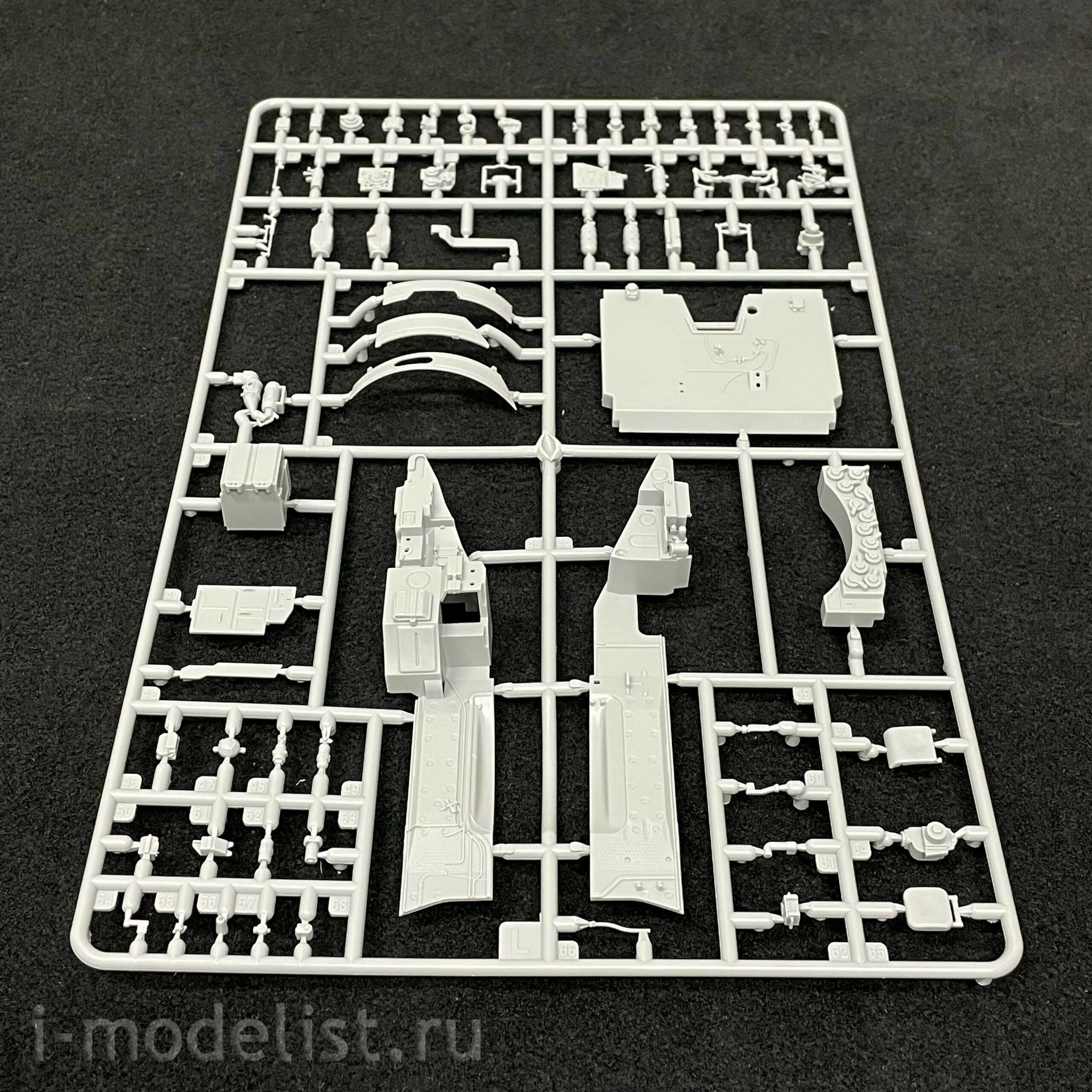 35A050 Amusing Hobby 1/35 Russian T-90A Tank with full interior (under license from UVZ)