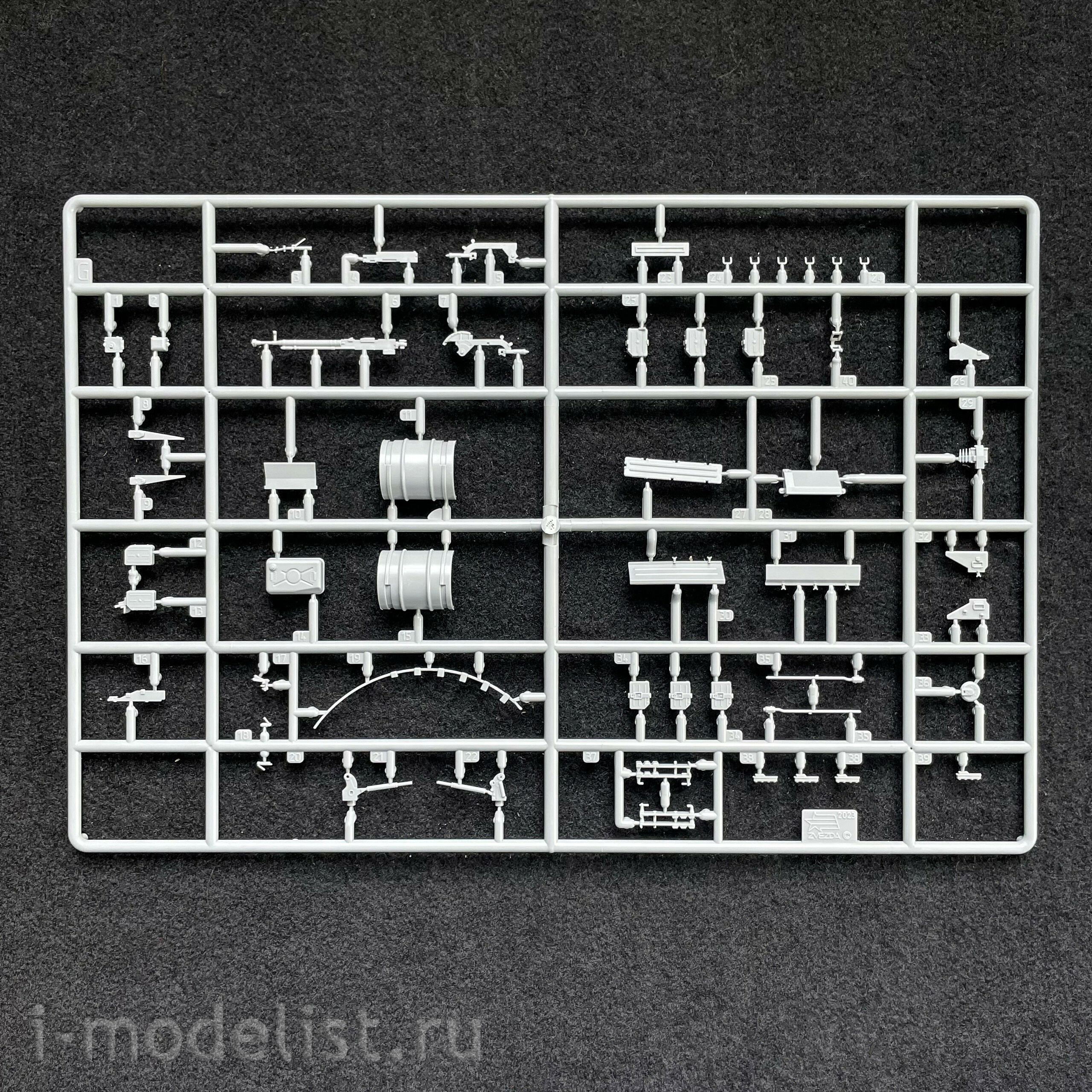 3673 Zvezda 1/35 T-62 tank of the 1974-75 model.