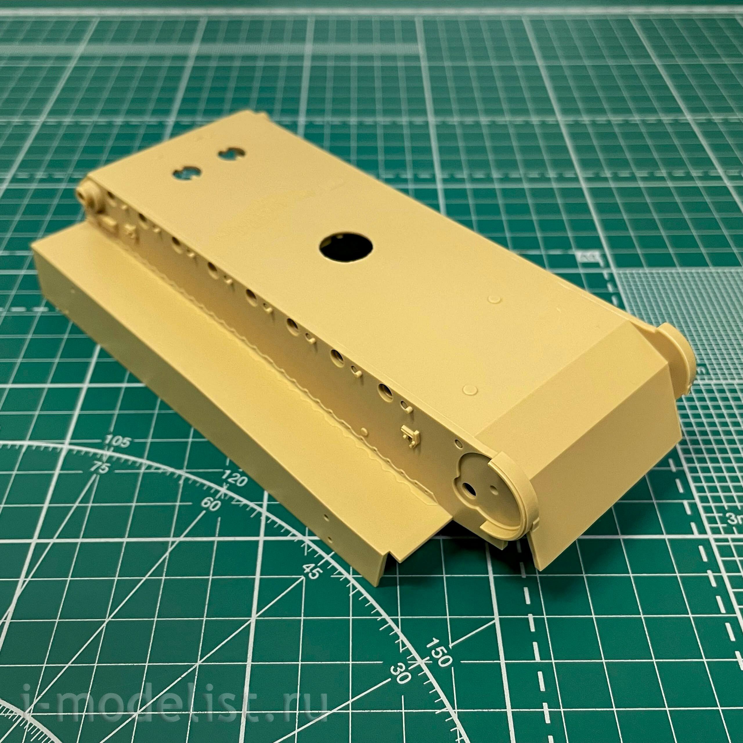 303563 Modeller of 1/35 PzKpfv VI Tiger Ausf. H, Kursk (repackaging of 