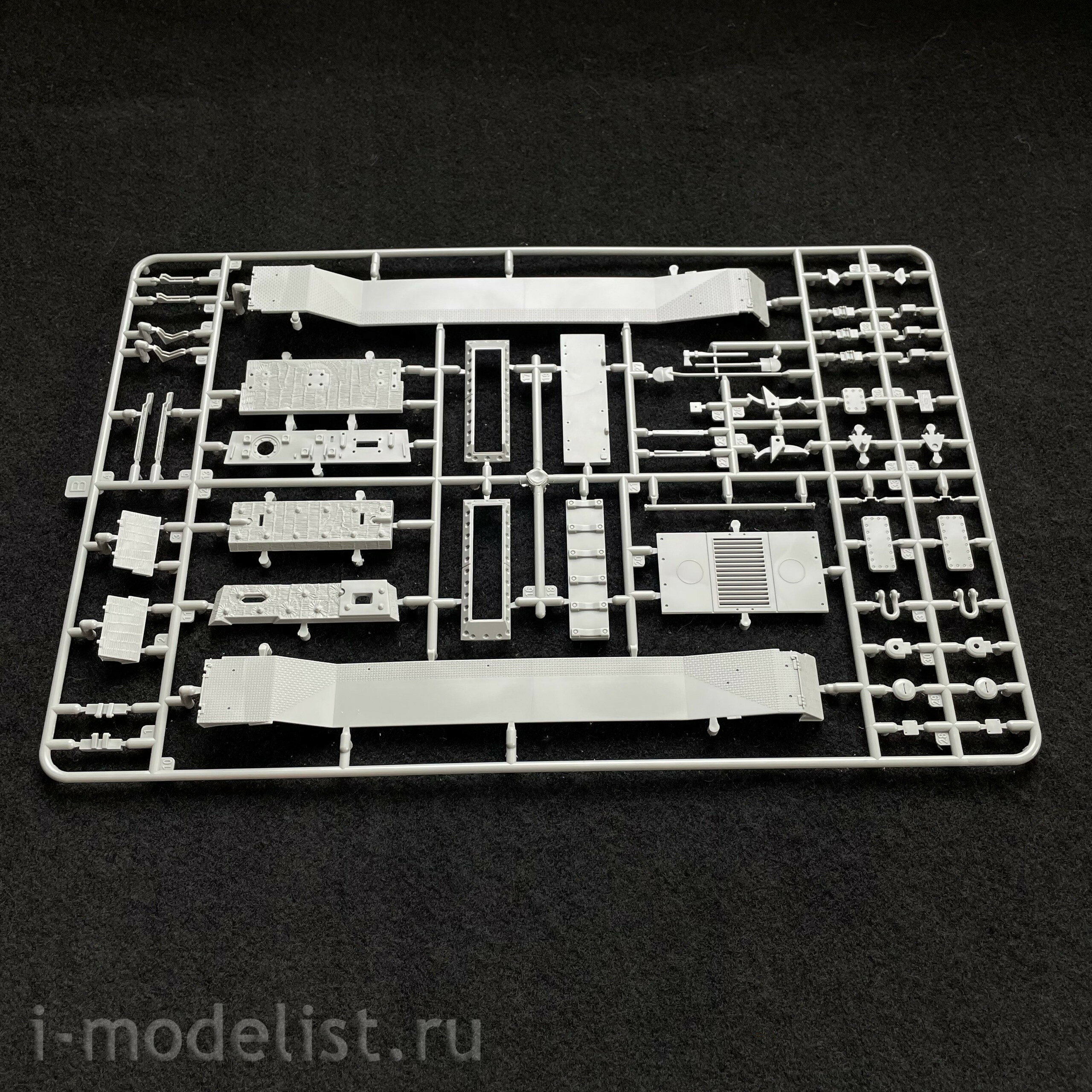 35A051 Amusing Hobby 1/35 Tiger P Tank (003)