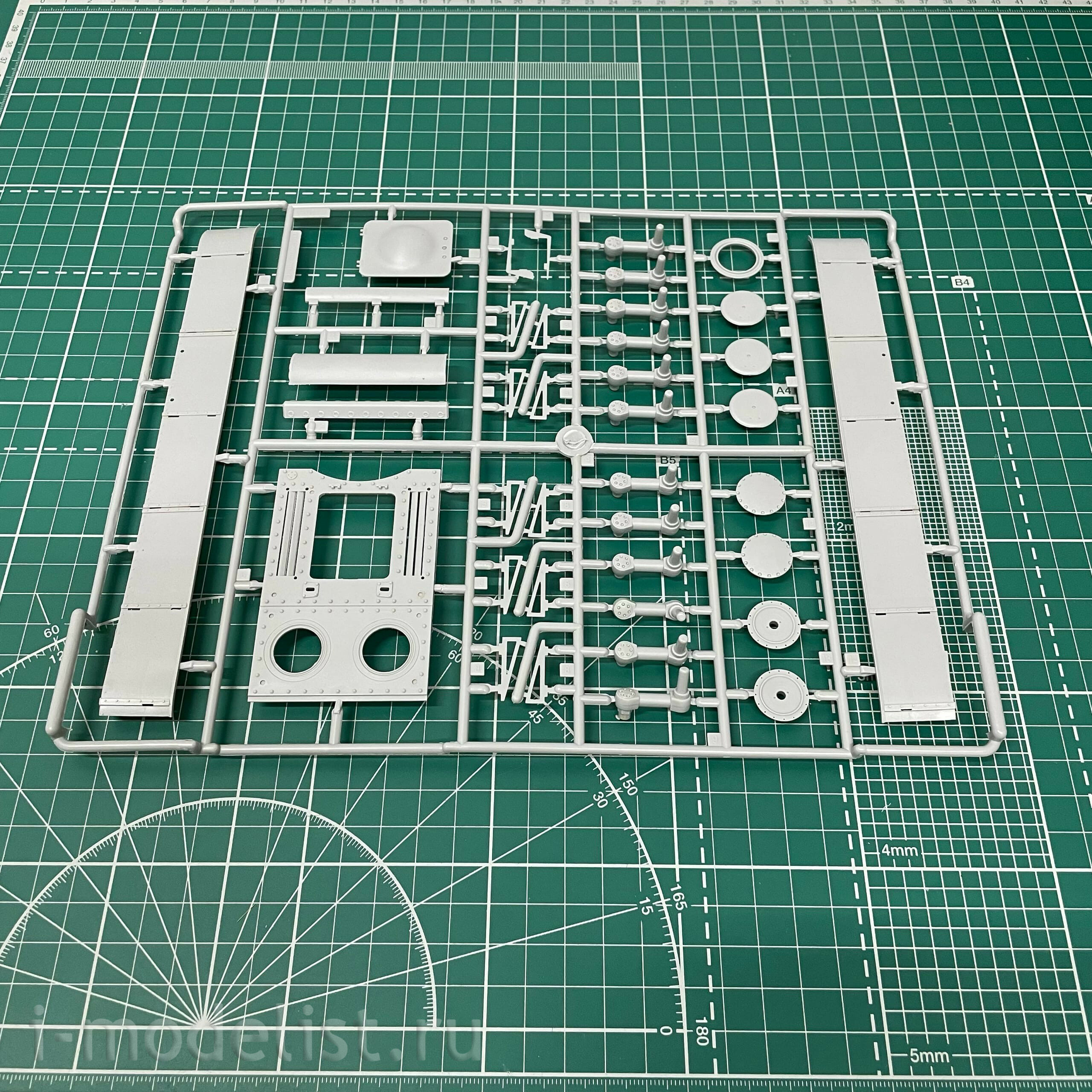 303528 Model 1/35 Heavy tank KV-2 with turret MT-1
