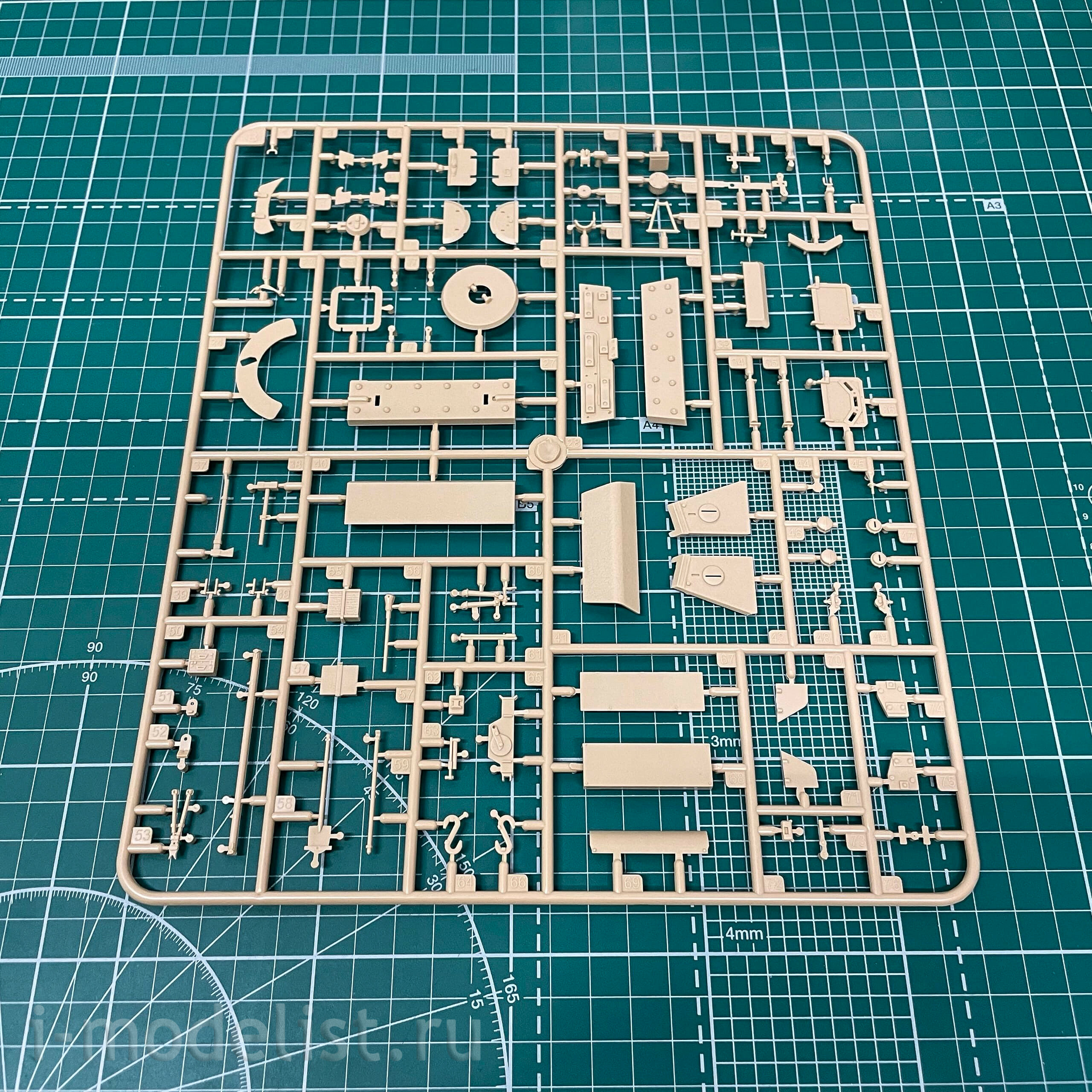 35A033 Amusing Hobby 1/35 ELEFANT Self-propelled gun (interior + zimmerite)