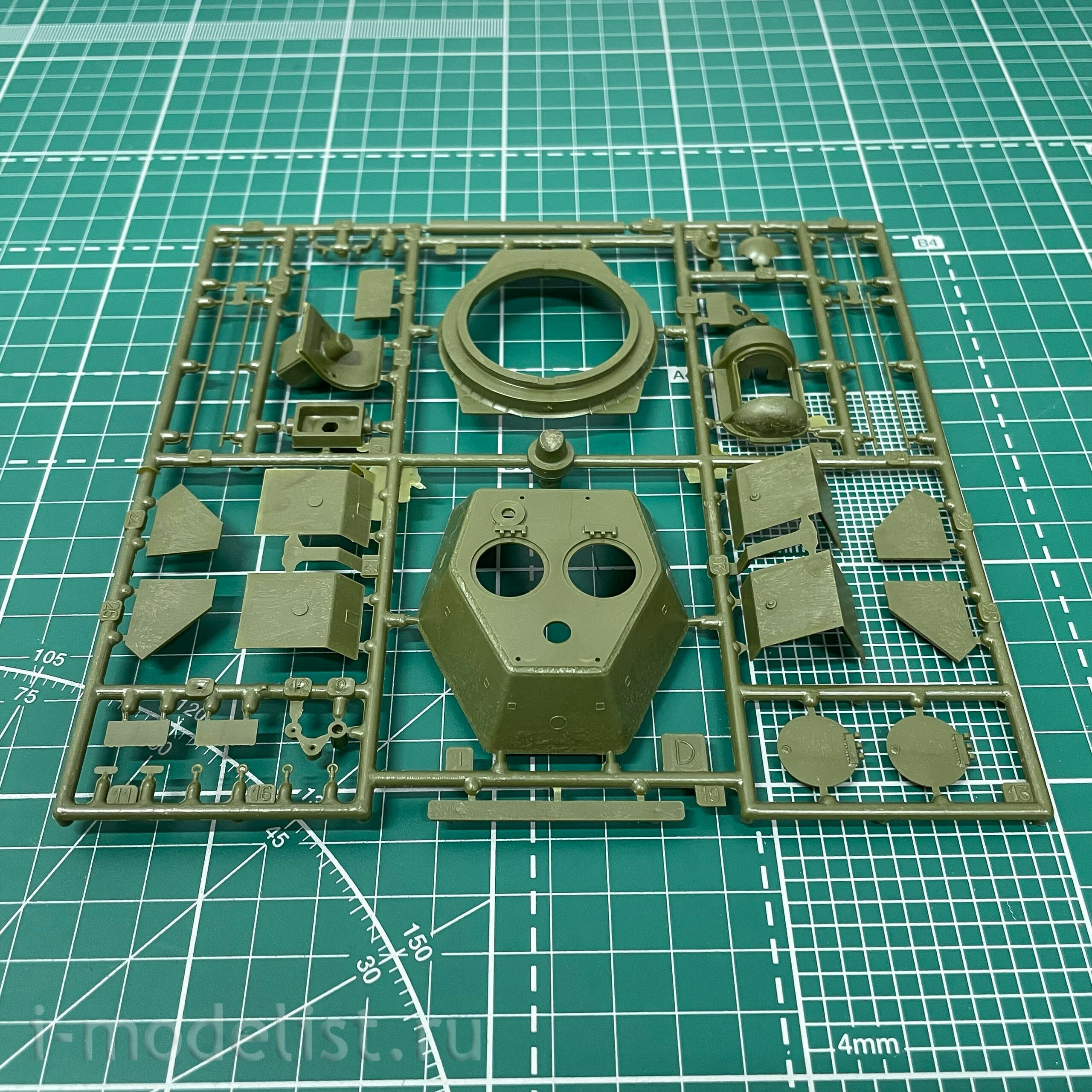 3580 Zvezda 1/35 Soviet T-34/76 Tank with mine trawl